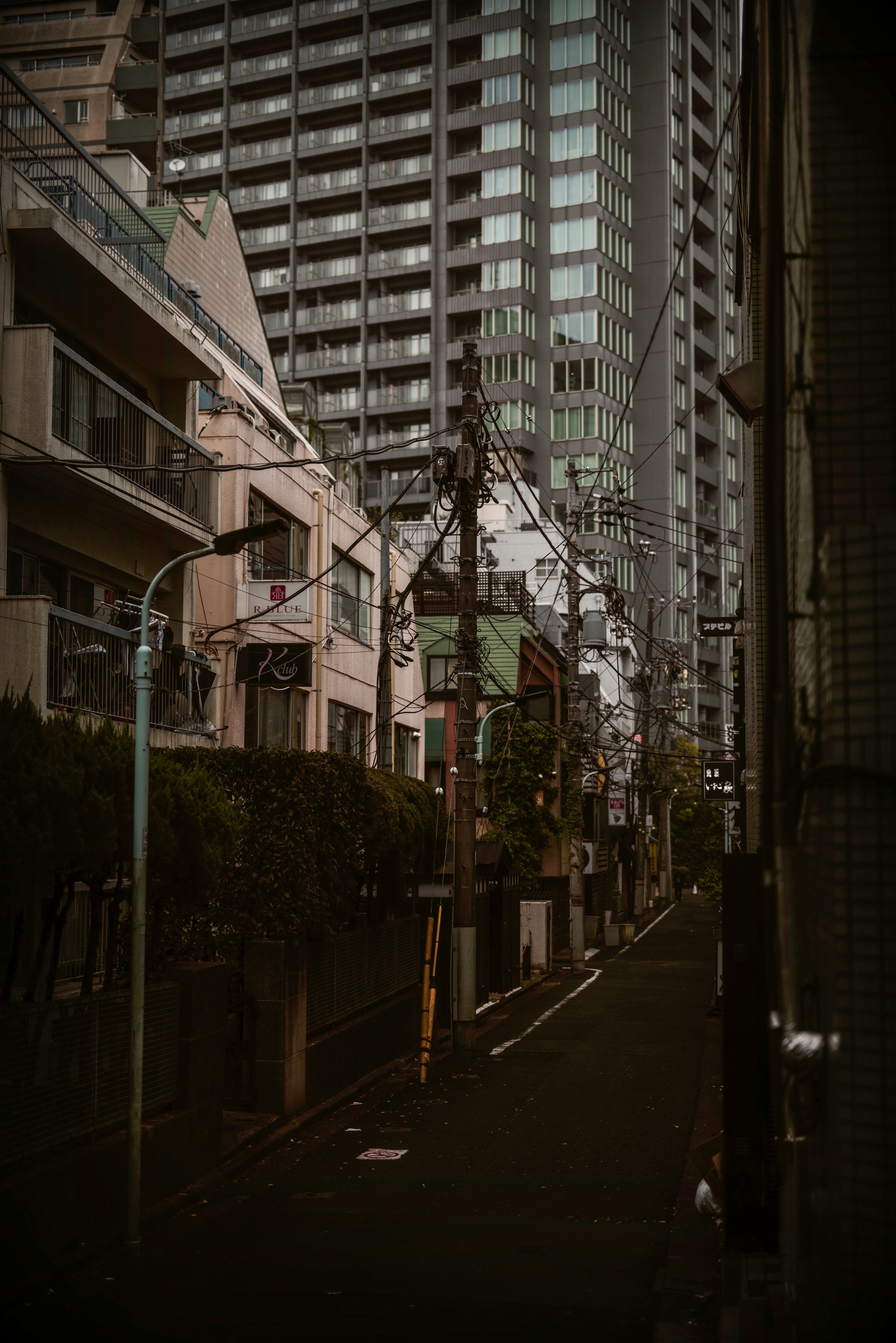callejón de Roppongi con rascacielos y calle estrecha