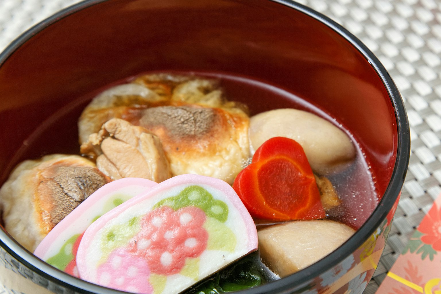 Soupe japonaise avec divers ingrédients et garnitures colorées