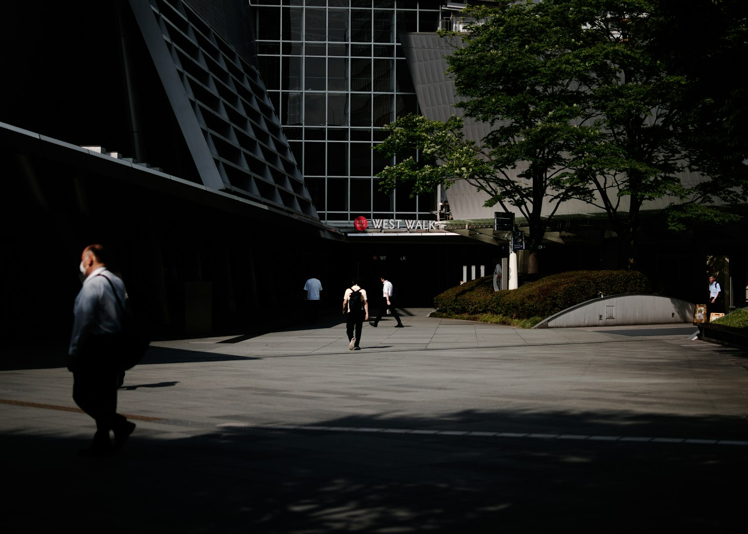 城市场景，行人和对比鲜明的阴影