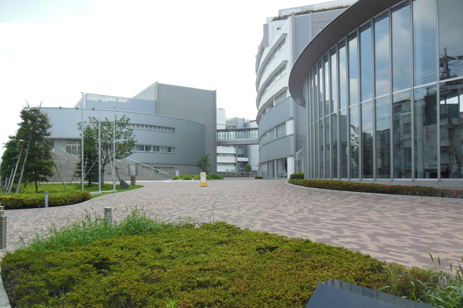 Arsitektur modern dengan lanskap hijau
