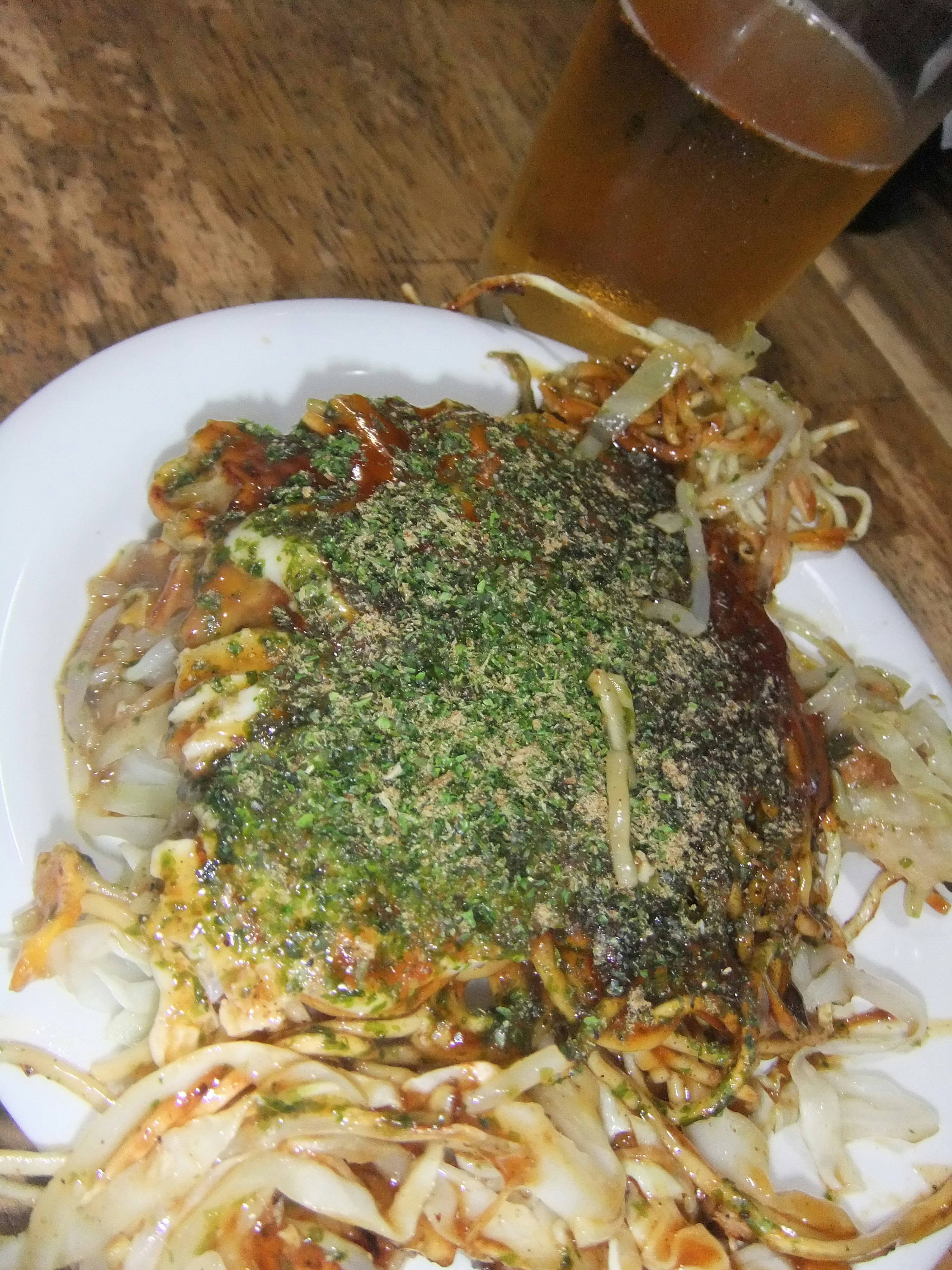 Semangkuk yakisoba gaya okonomiyaki dengan saus dan aonori