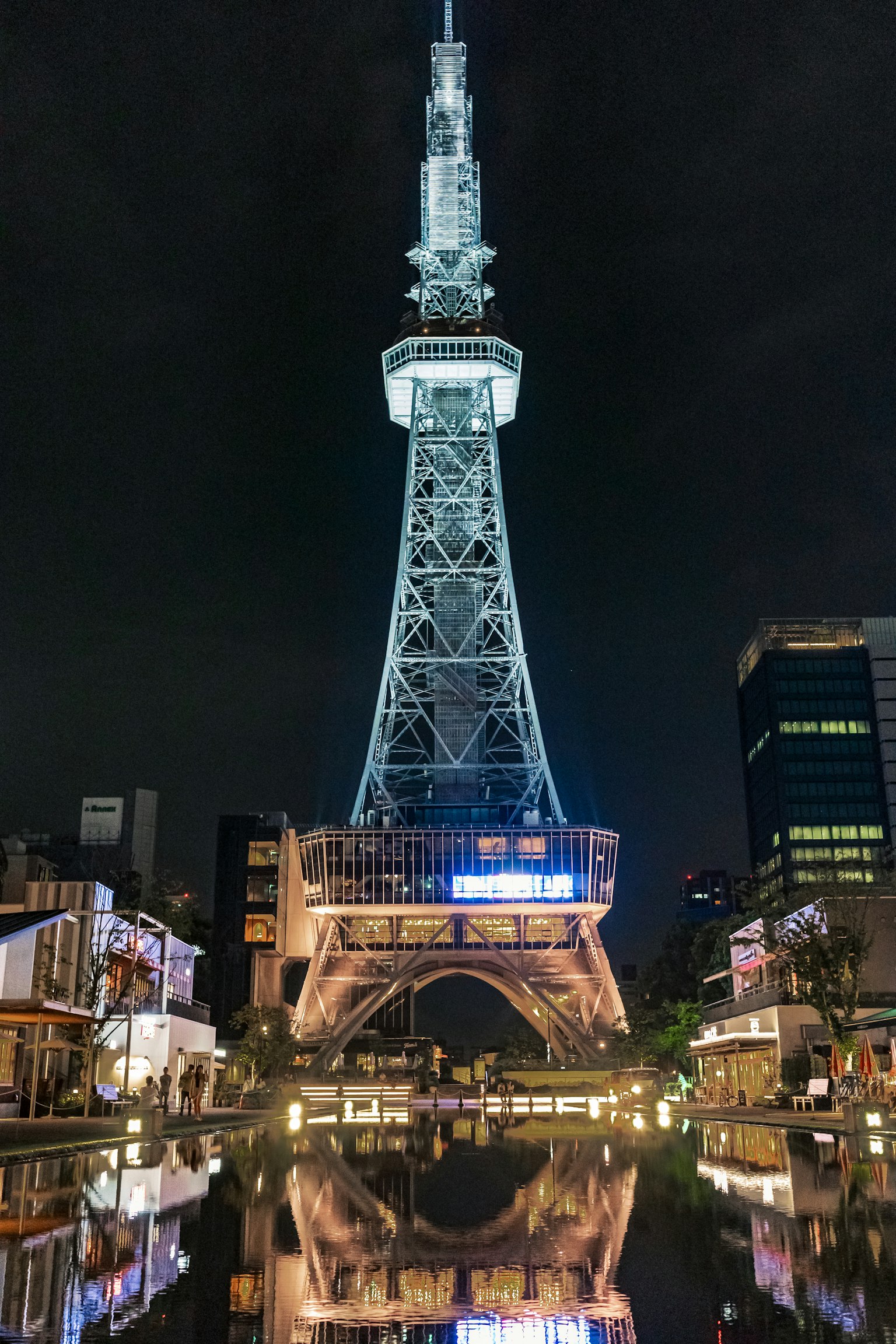 名古屋电视塔夜景和水面上的倒影