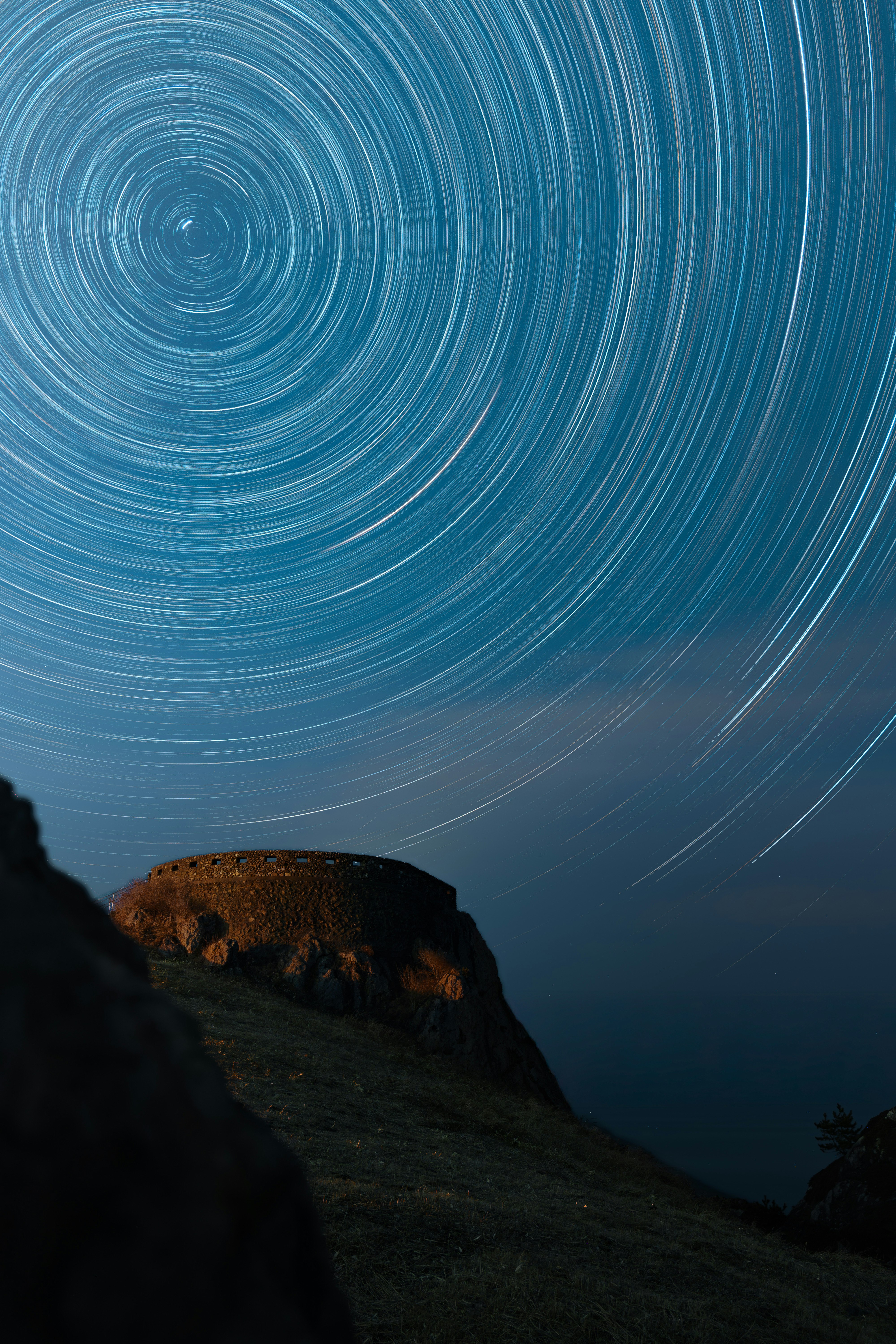 夜空下的山稜與星軌