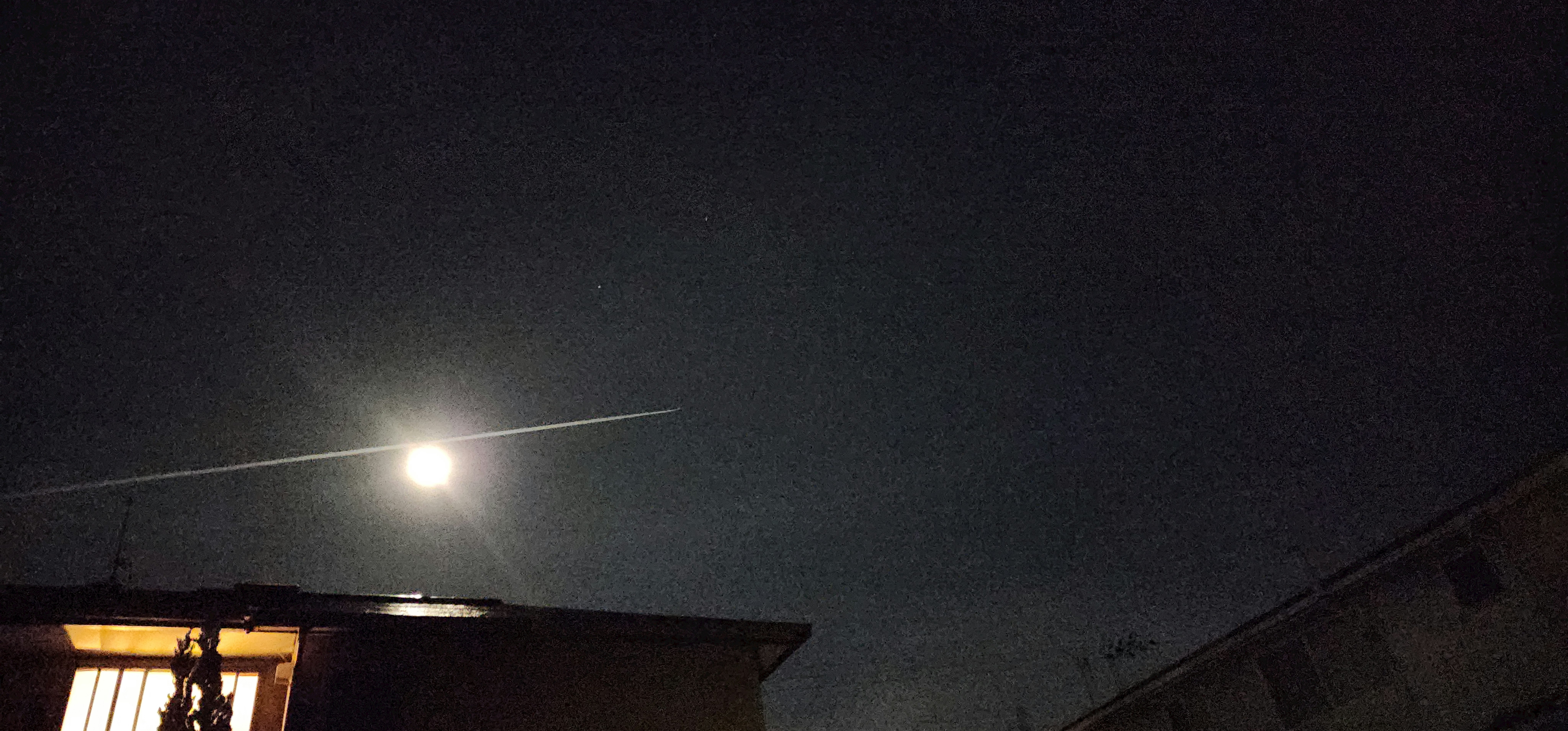 夜空中飛行飛機的光跡