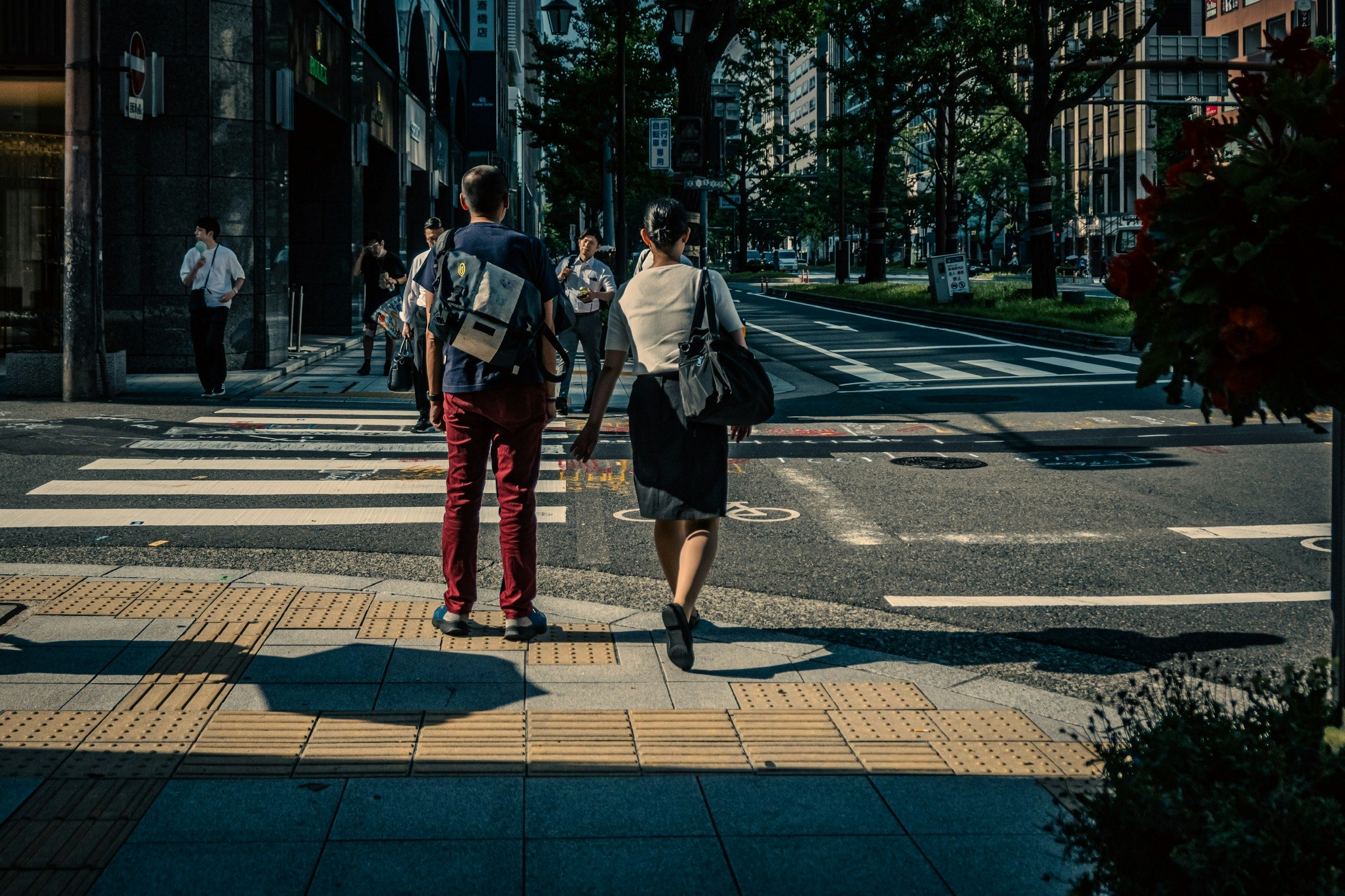 人行横道上行人通行的城市街角