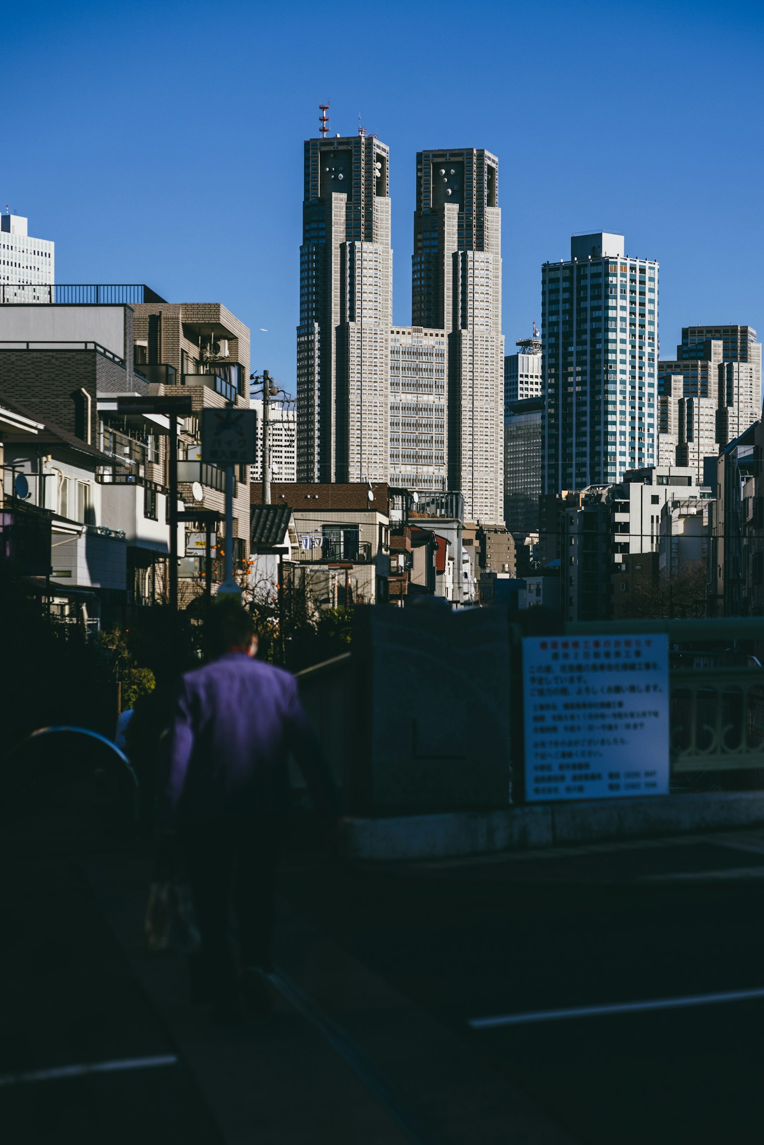 Paysage urbain avec le bâtiment du gouvernement métropolitain de Tokyo sous un ciel bleu clair
