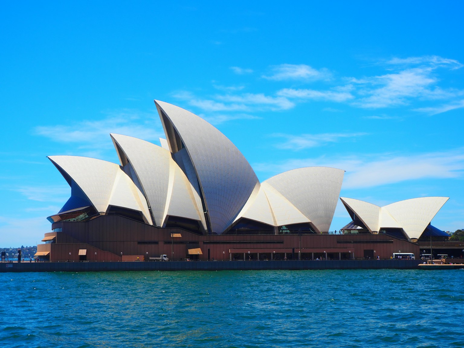 Sydney Opera House dengan desain unik mirip layar di bawah langit biru cerah