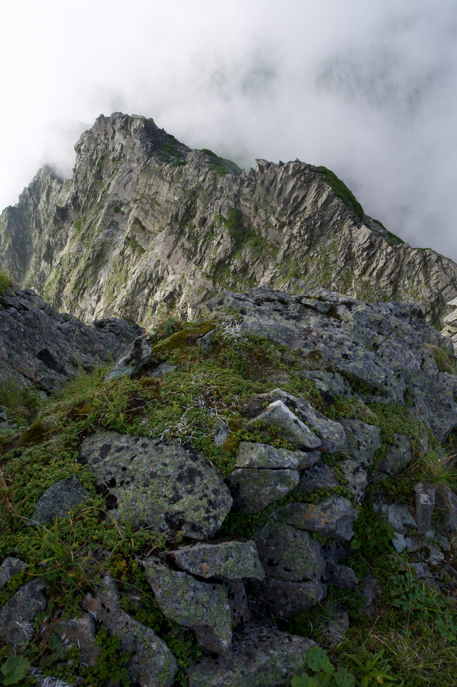 靠近山頂的岩石地形與雲