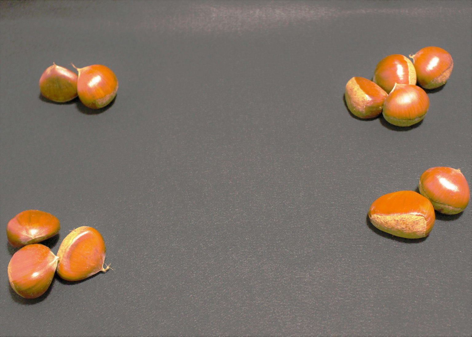 Mehrere kleine orange Objekte auf einem Tisch angeordnet