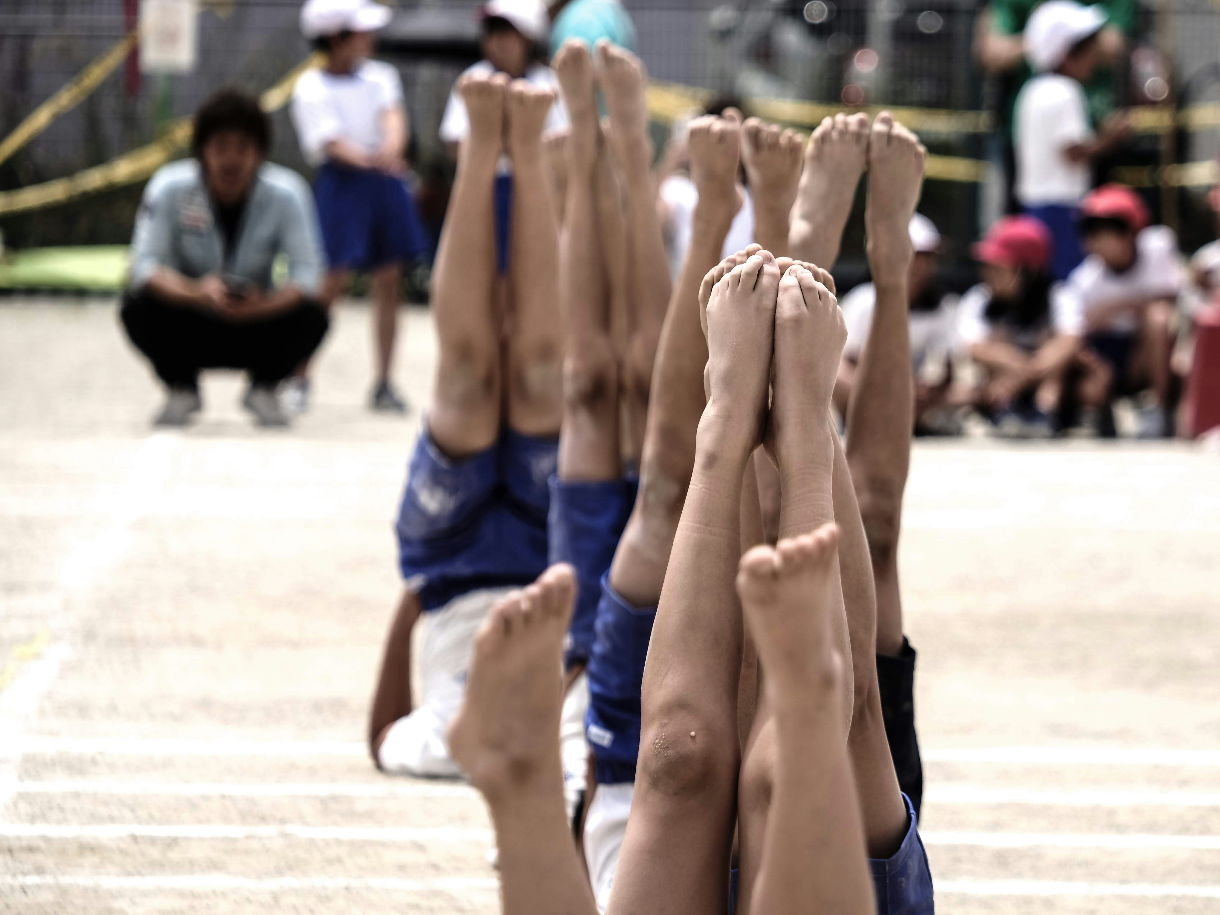 運動會體操隊形中排成一列的孩子們
