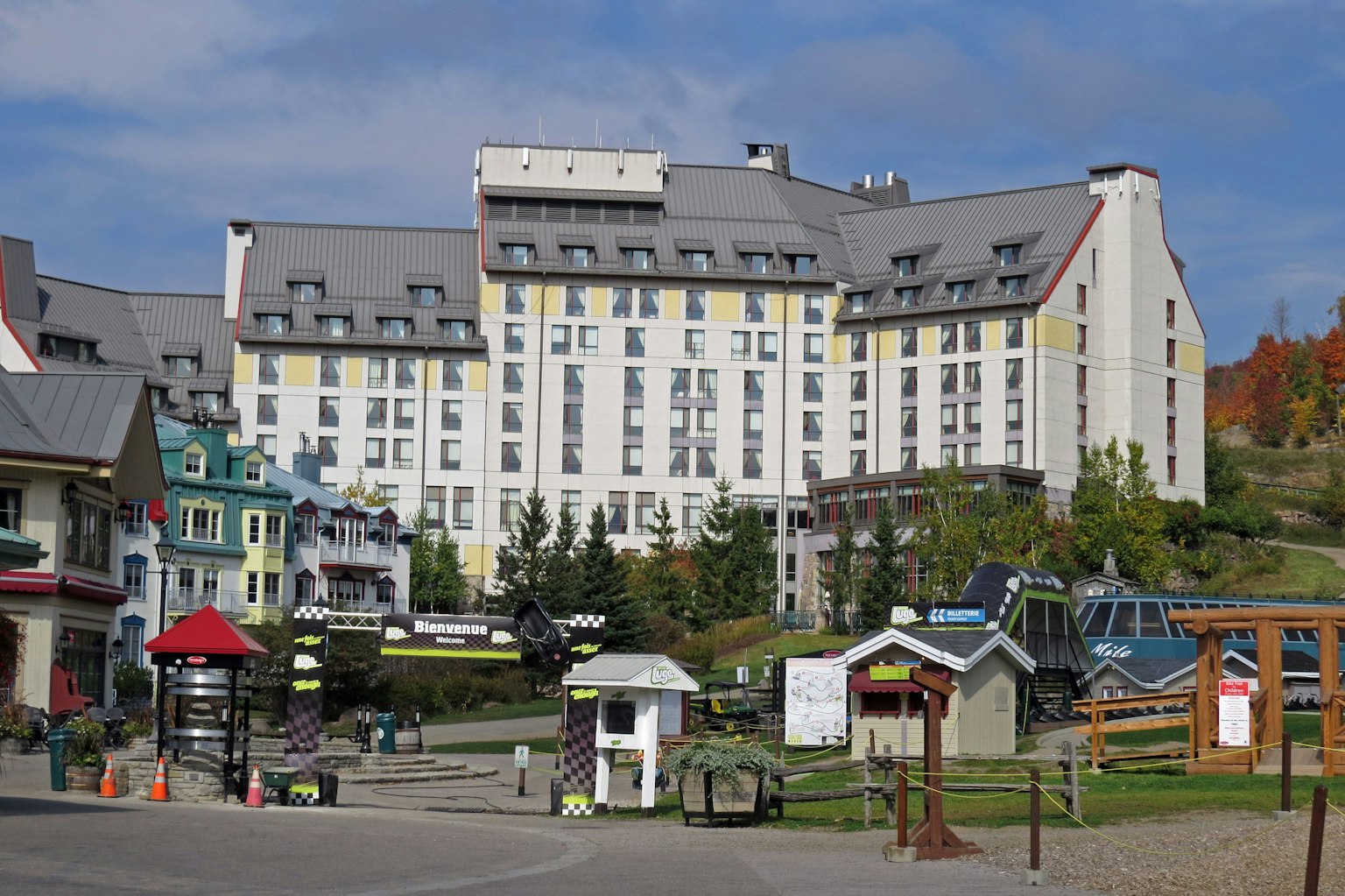 Exterior de un hotel en un complejo montañoso con instalaciones circundantes