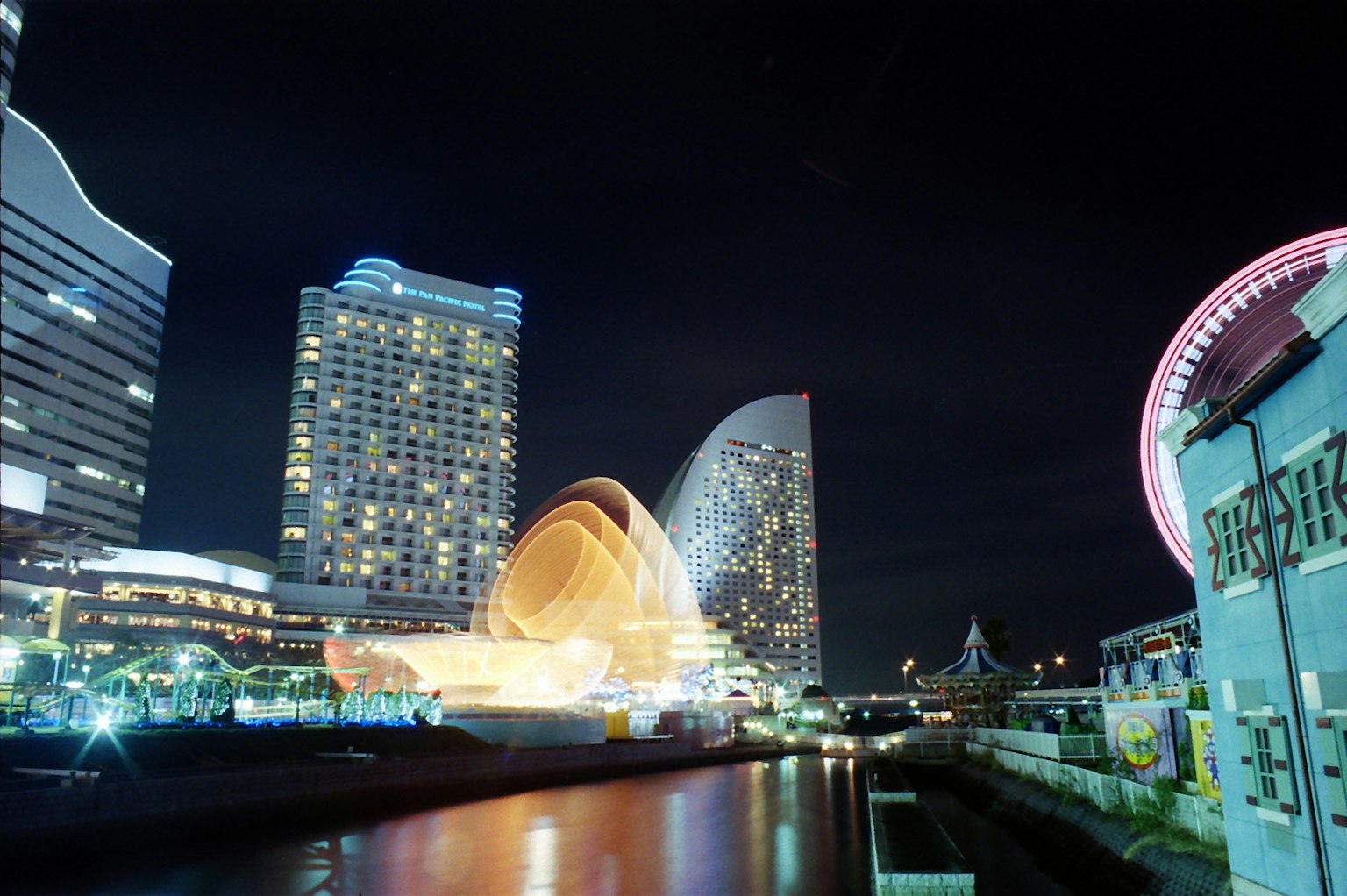 横滨海滨的夜景 高楼大厦和绚丽的灯光