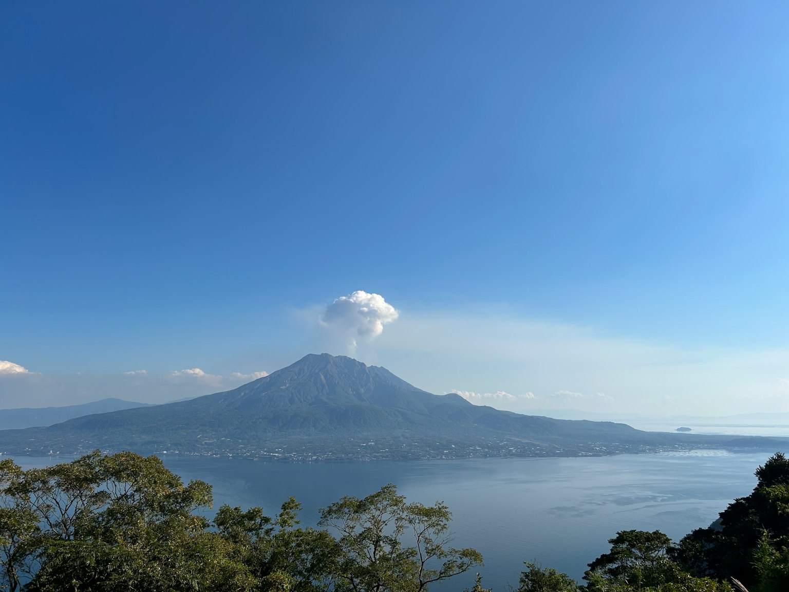 湖邊火山的美麗景色 清澈的藍天和雲朵