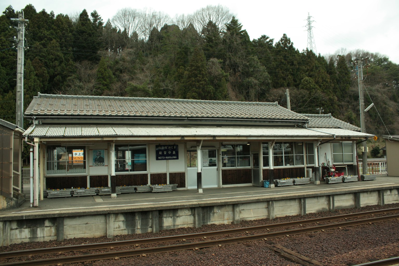 Ancienne gare avec des montagnes en arrière-plan