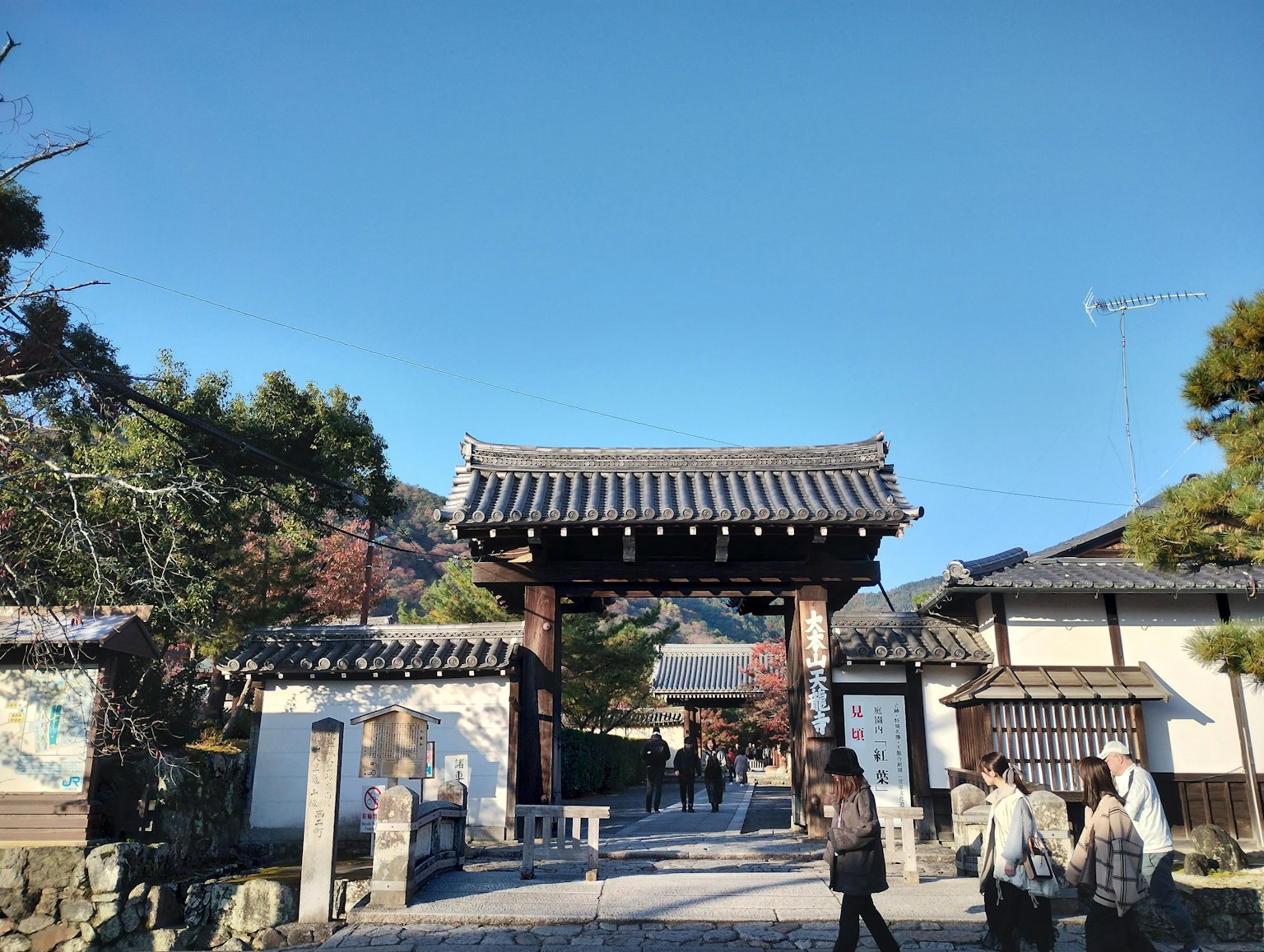 傳統日本門在晴朗藍天下與遊客