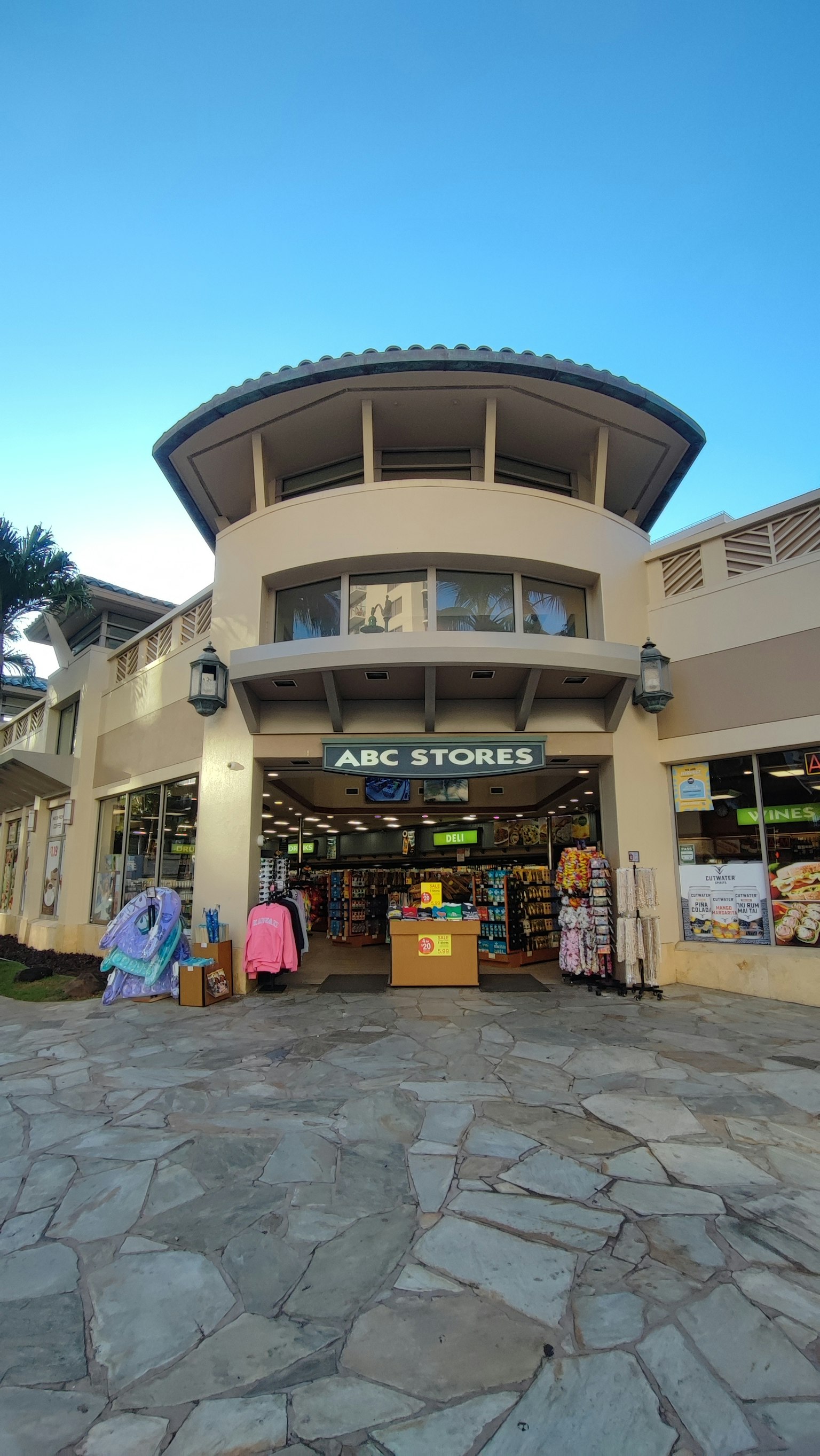 ภายนอกของร้าน ABC พร้อมทางเดินหิน
