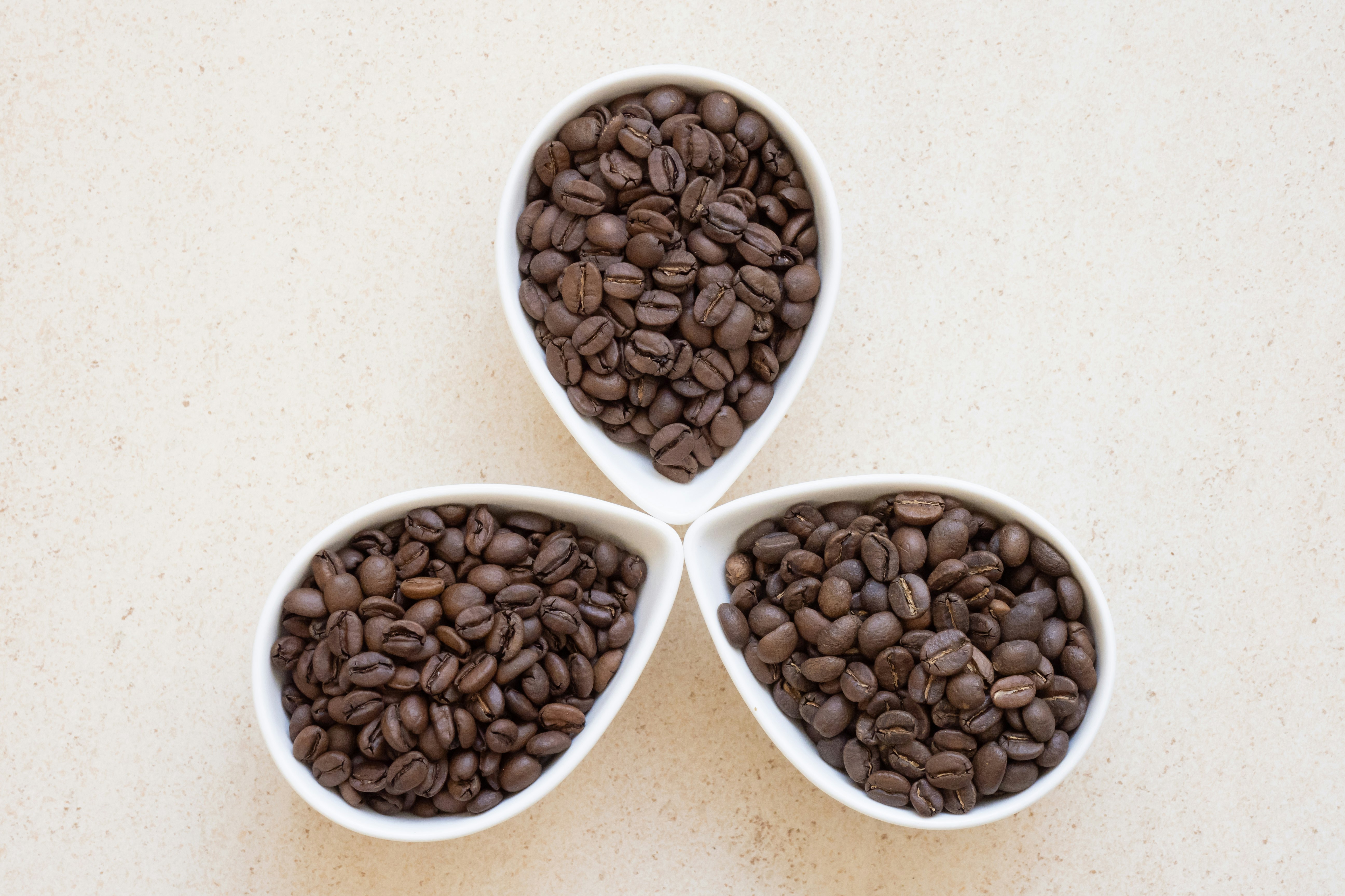 3つのコーヒー豆のボウルを並べたトップビュー