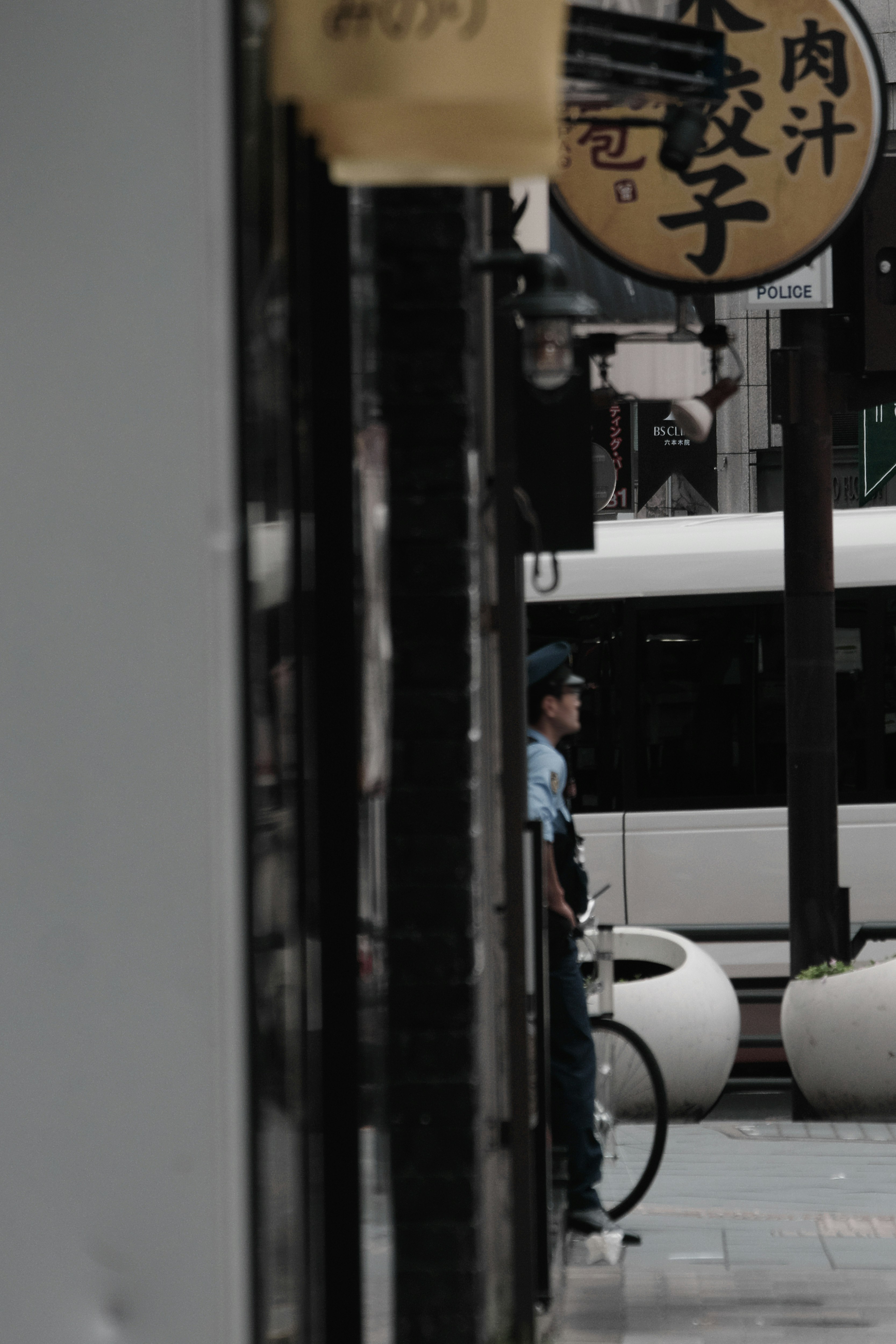 六本木交差点の警察官が見える街角の街並み