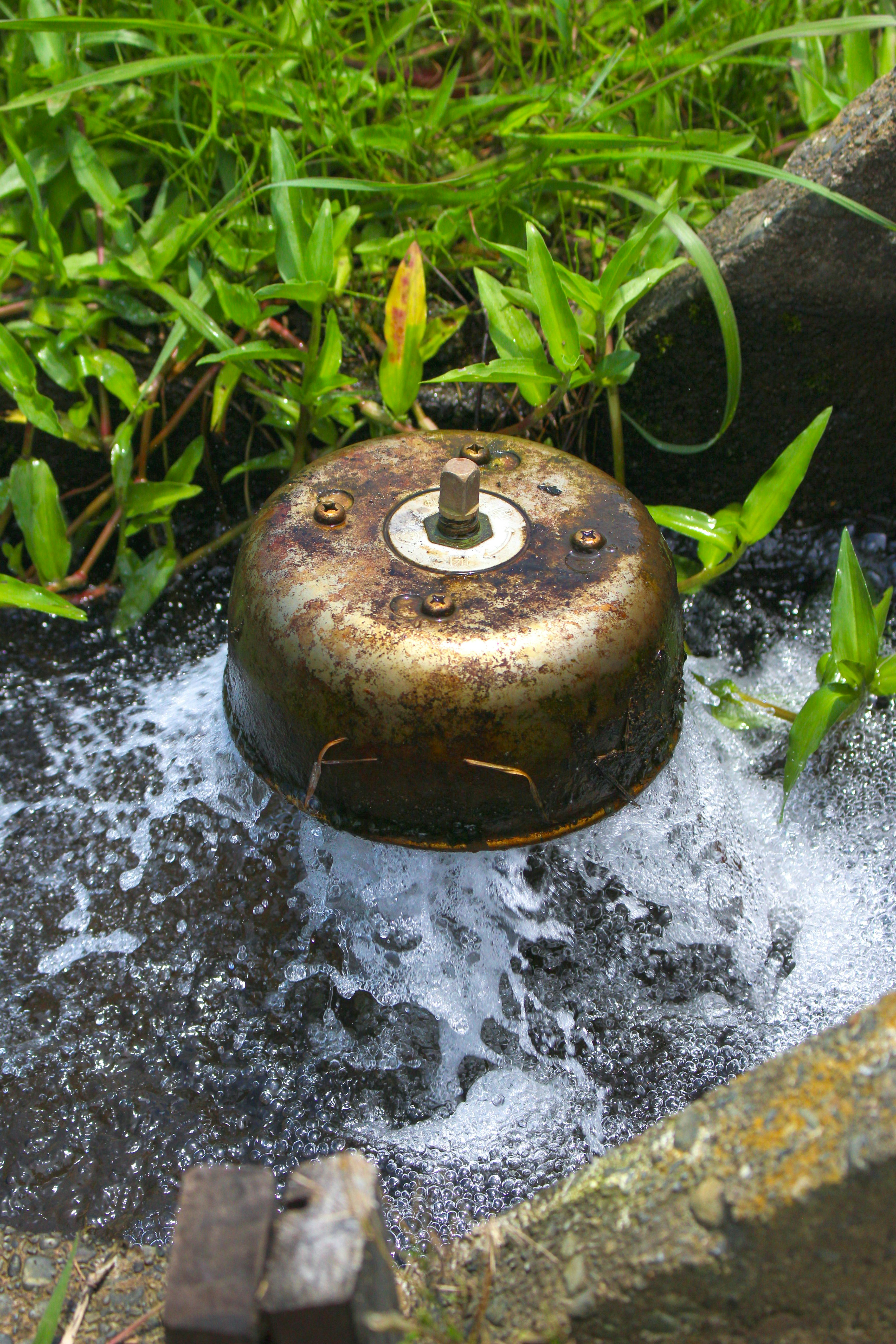 田んぼの水面に置かれた噴水装置