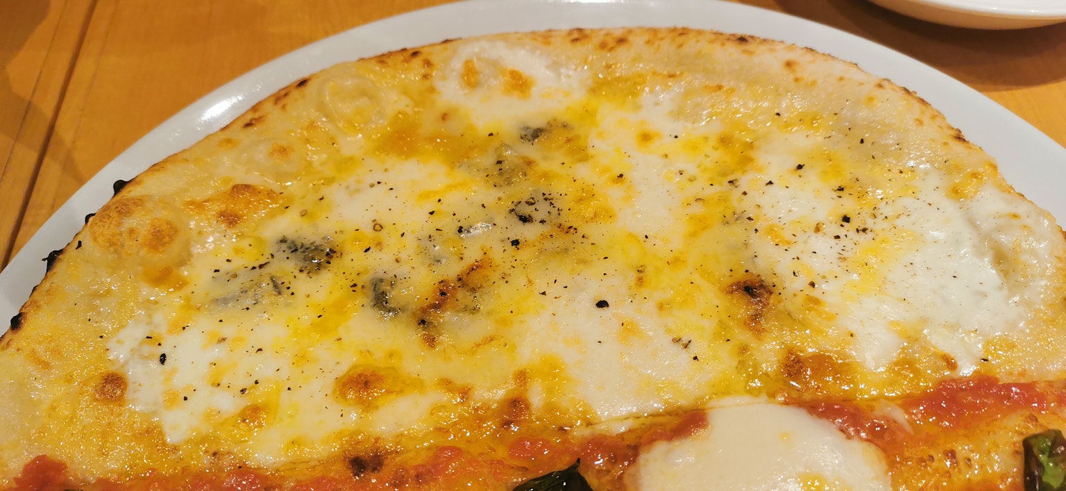 Nahaufnahme eines mit Käse gefüllten Pizzas