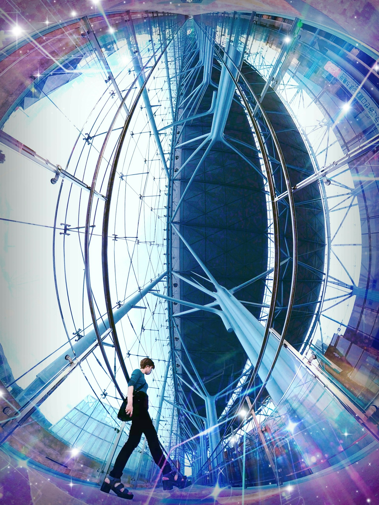 Personne marchant sous une structure futuriste avec des tons bleus