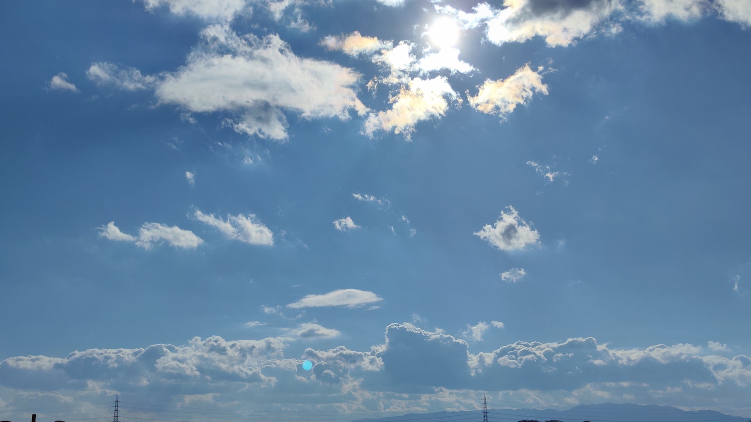Heller blauer Himmel mit weißen Wolken