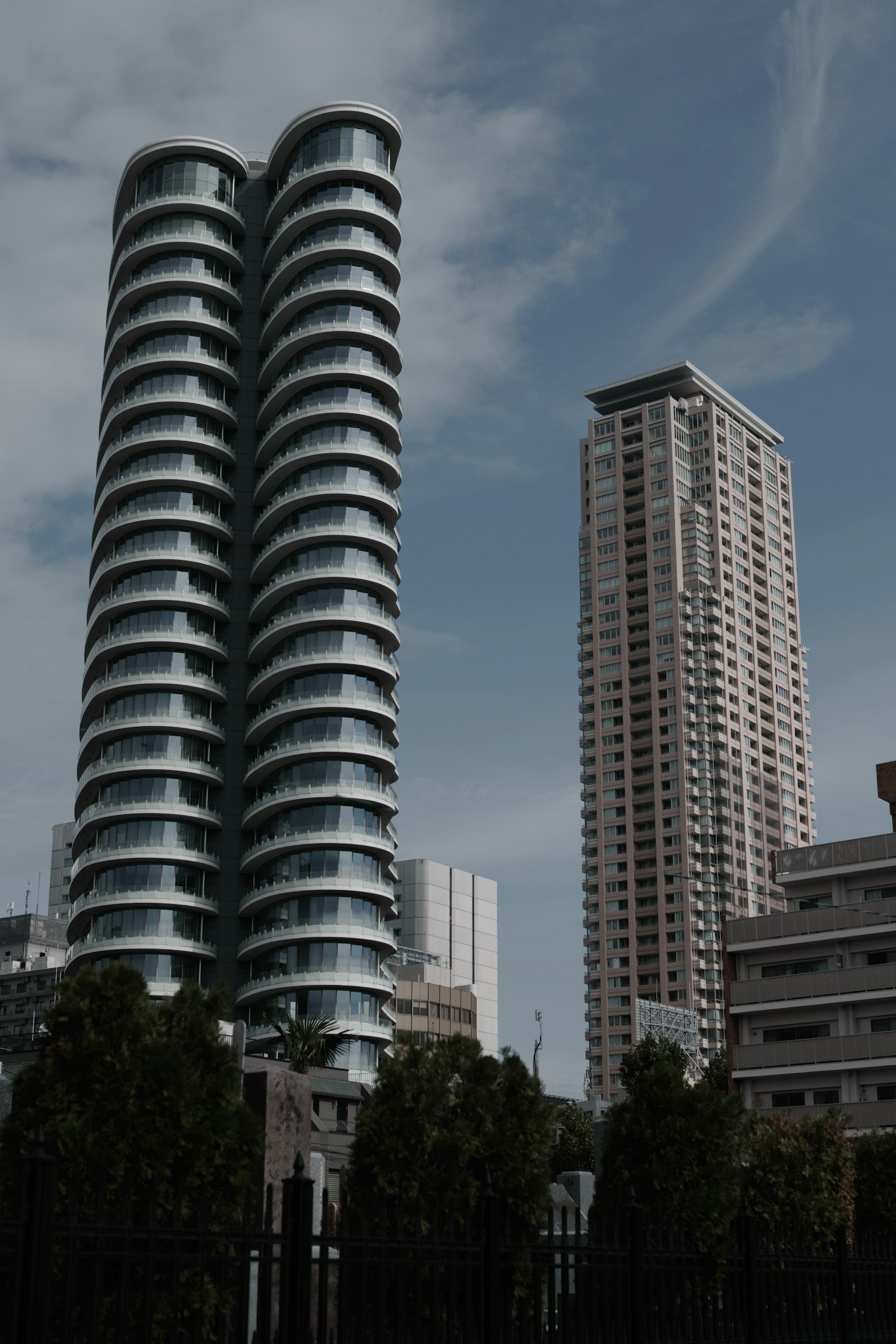 Rascacielos modernos en un paisaje urbano
