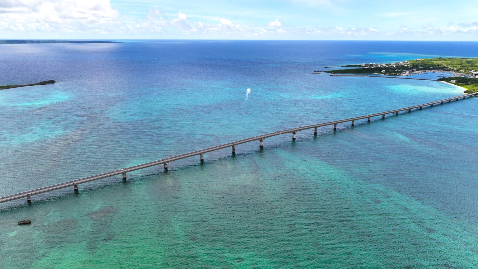 Vista aérea de un océano azul con un largo puente