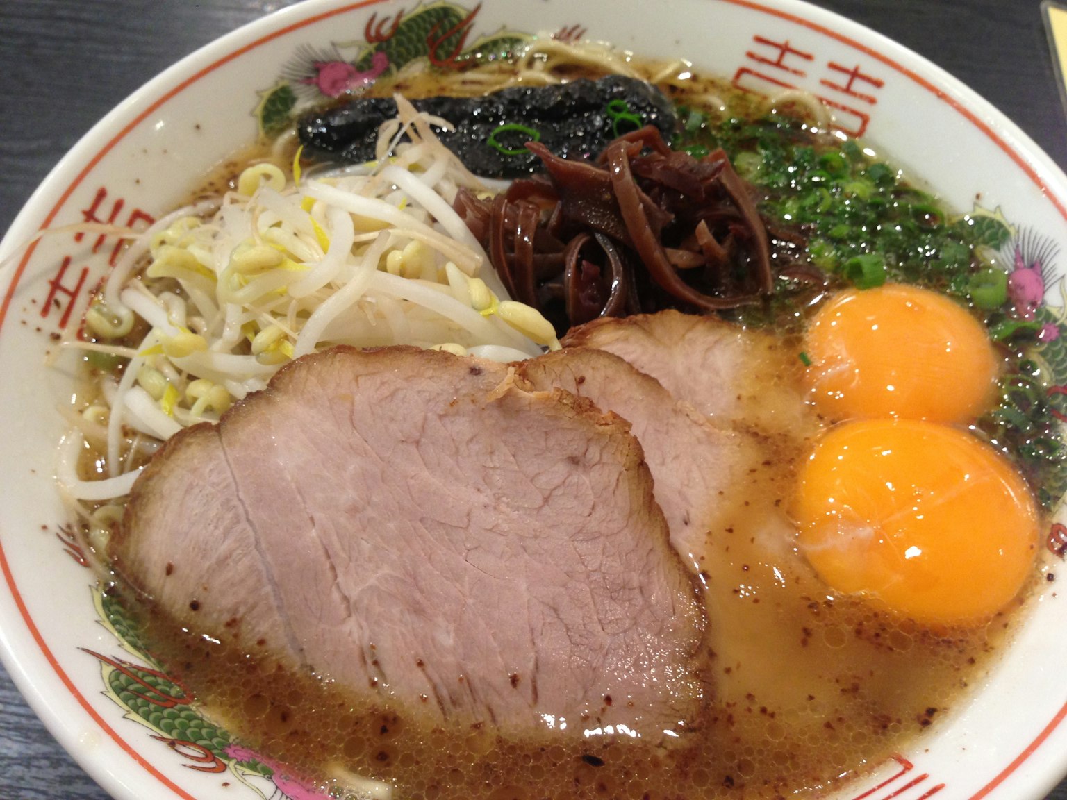 Leckere Ramen-Schüssel mit Scheiben von Chashu und weichgekochten Eiern