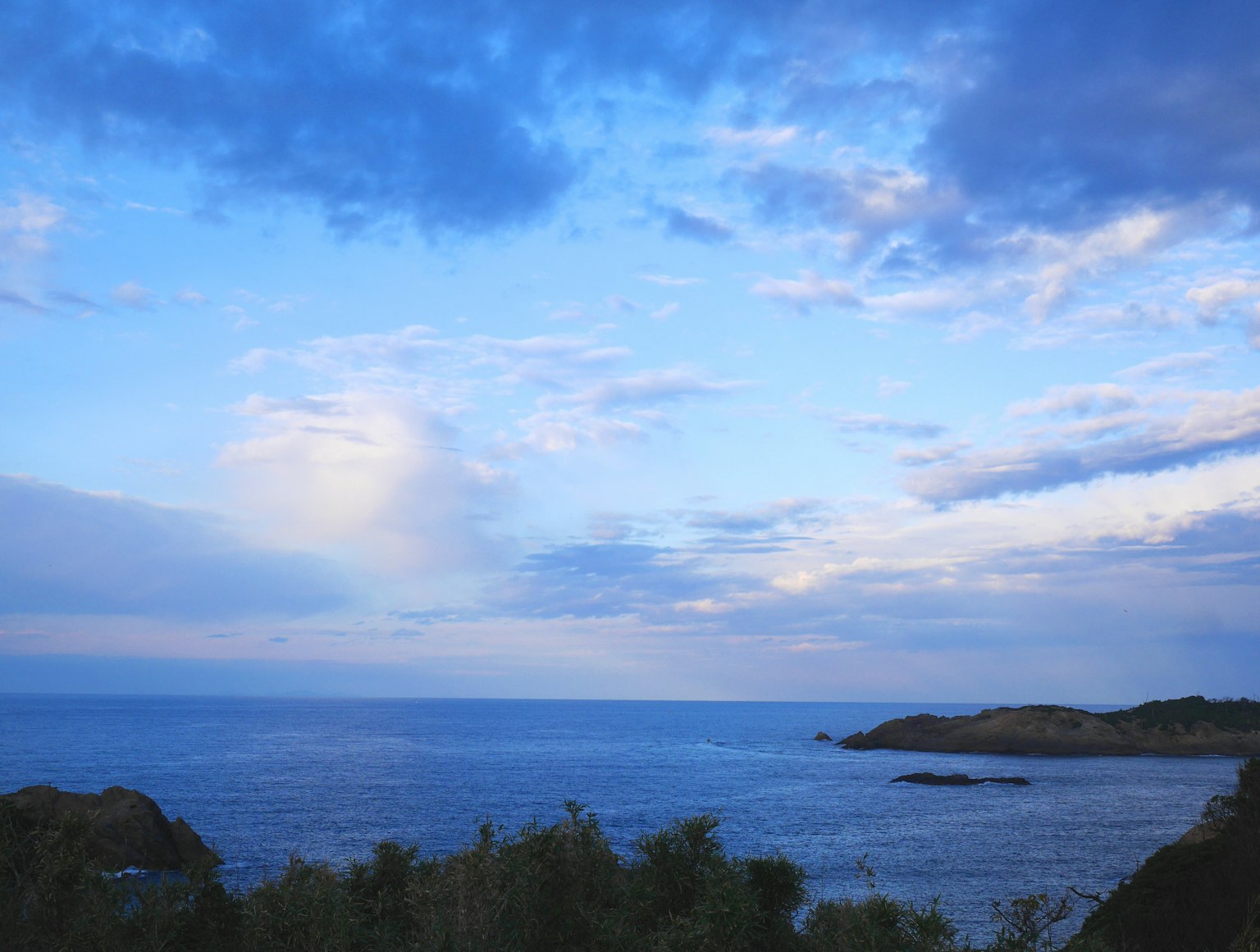 Aussicht auf den blauen Himmel und den Ozean mit unterschiedlichen Wolken