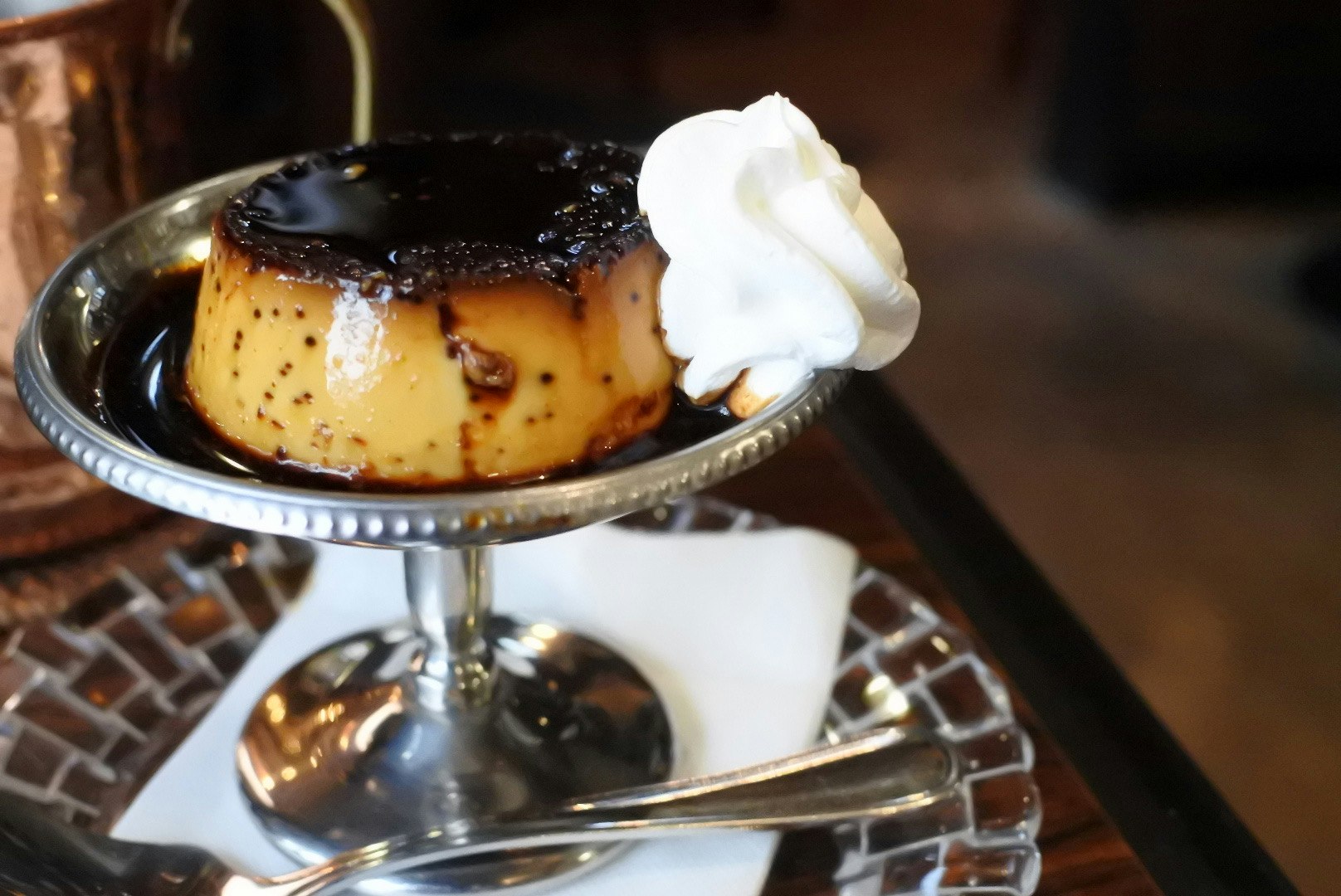Nahaufnahme von Pudding mit dunkler Sauce