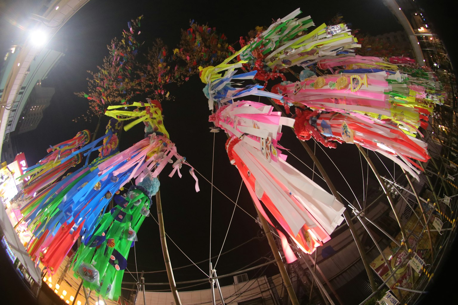 Decorazioni di bamboo colorate illuminate nel cielo notturno