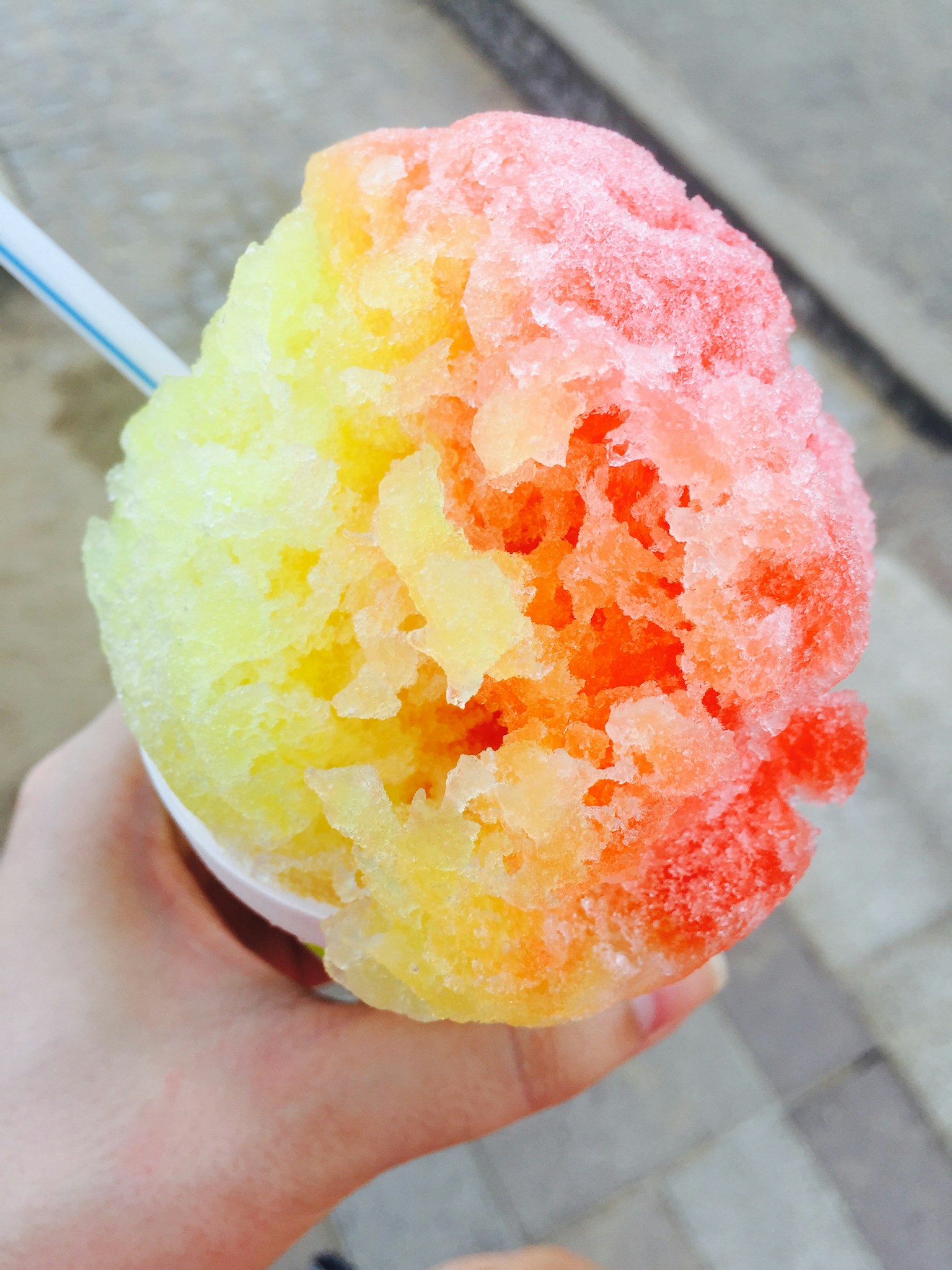 Es krim serut berwarna-warni dipegang di tangan