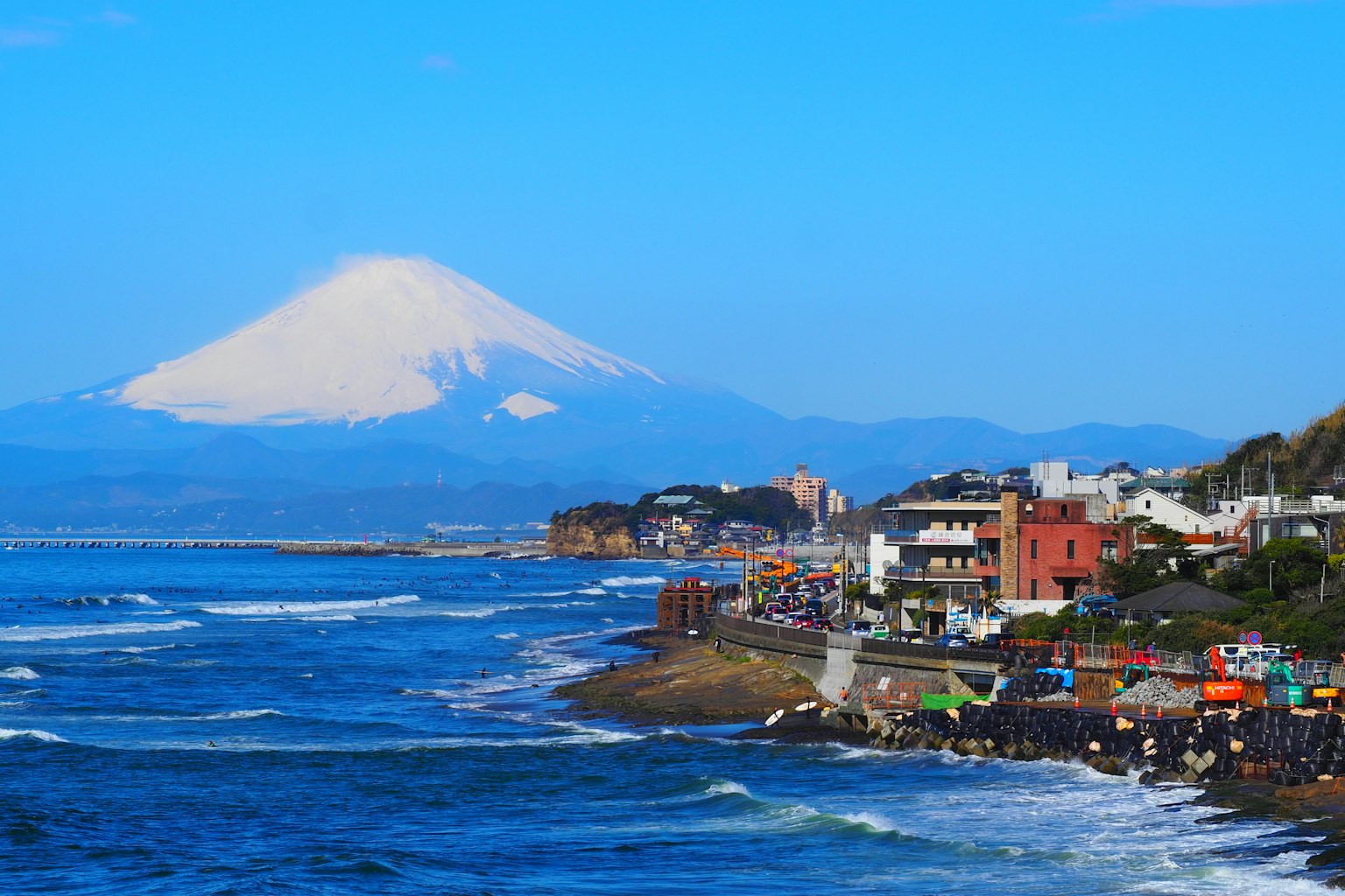 Vue côtière avec le mont Fuji en arrière-plan