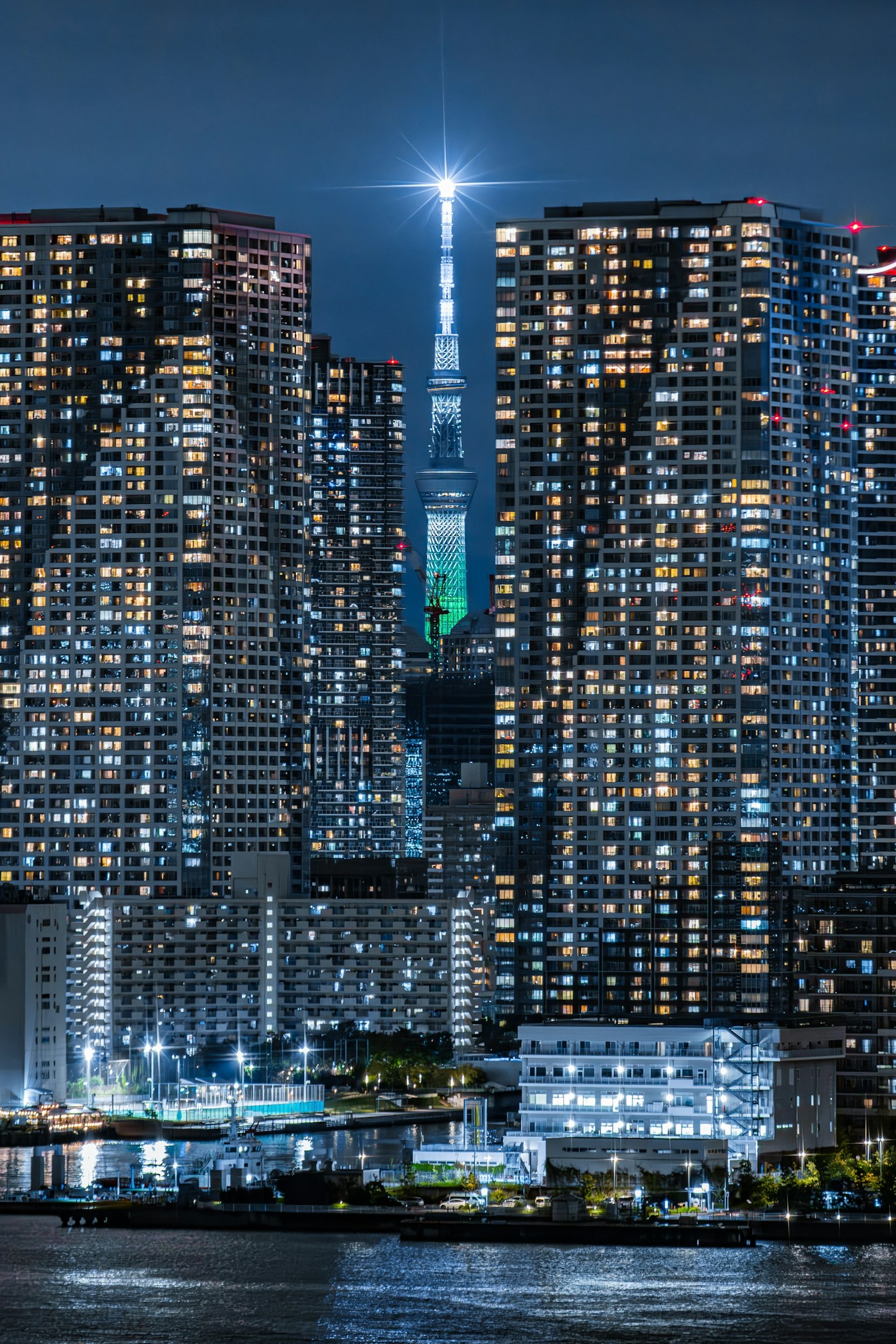 Tokyo Skytree brillant dans le ciel nocturne au-dessus d'une ville