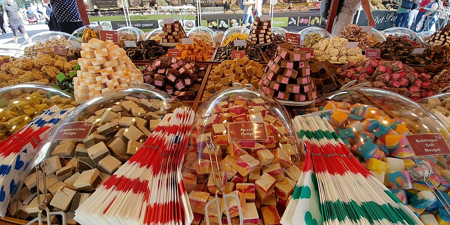 Une exposition colorée de bonbons dans un stand de marché