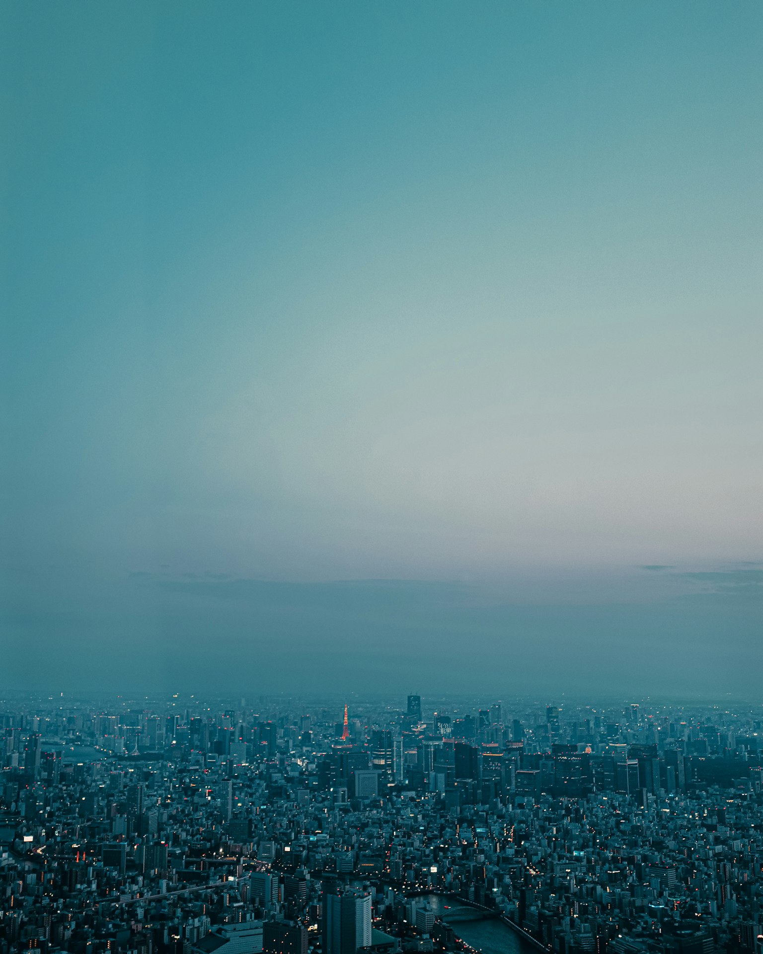 Panorama urbain au crépuscule sous un ciel bleu