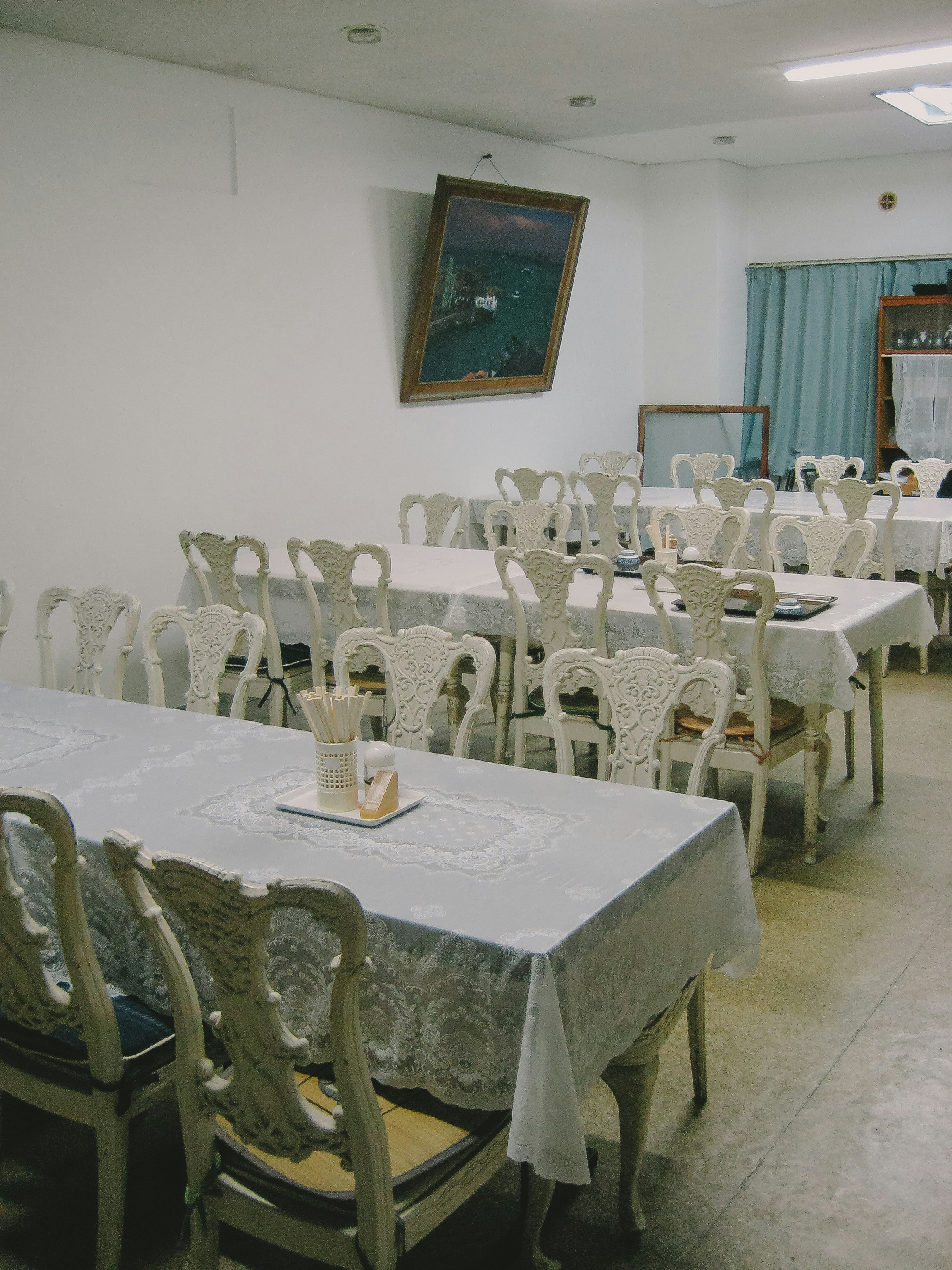 白いテーブルクロスの並ぶ会議室の食卓
