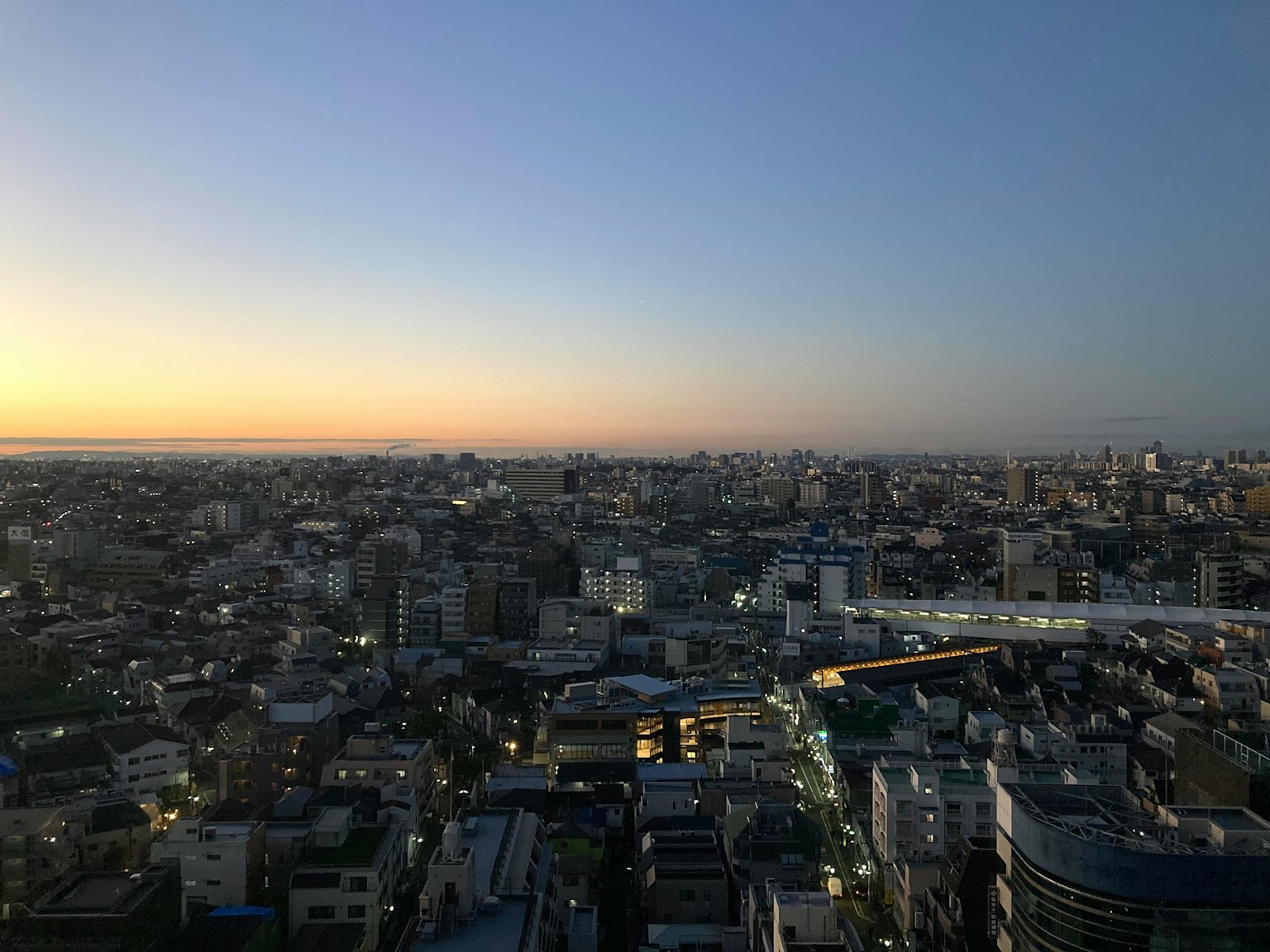 黄昏时分城市的全景，许多建筑和宁静的天空