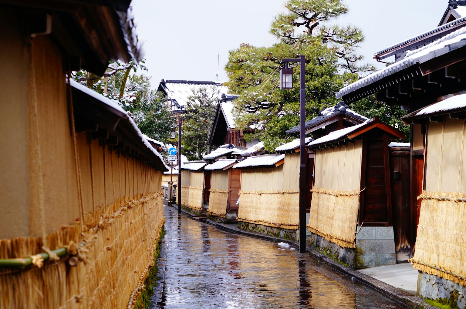 Chemin étroit dans une ville japonaise traditionnelle recouverte de neige