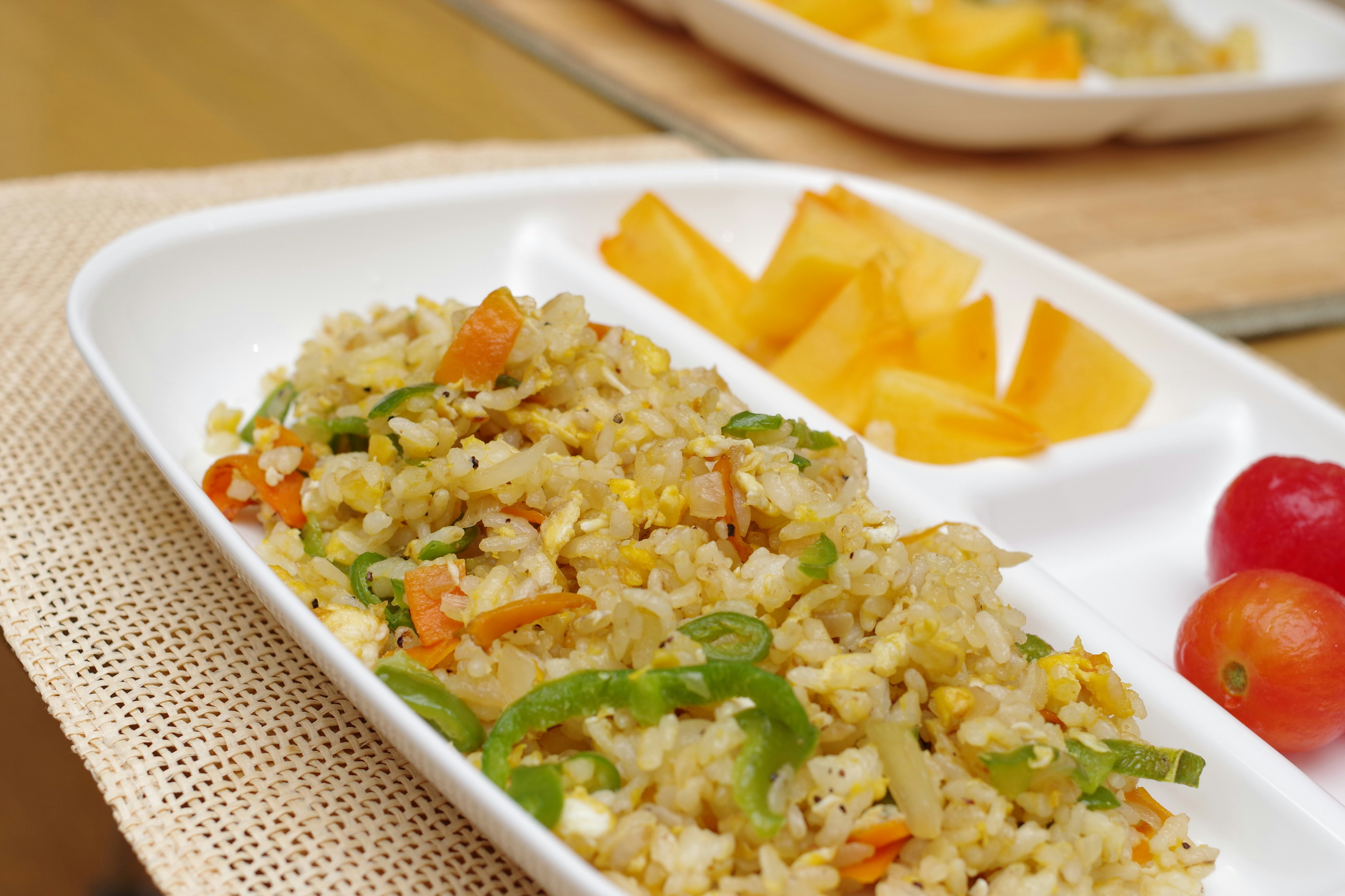 野菜入りチャーハンとフライドポテトのワンプレート