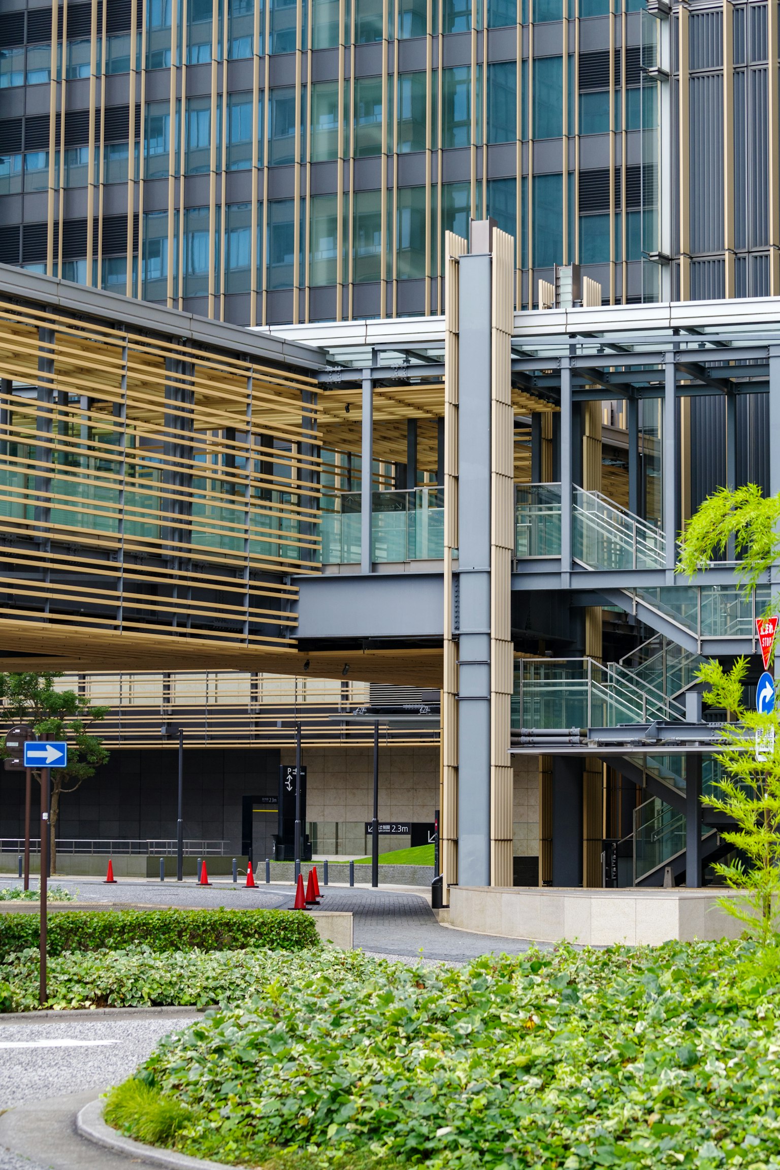 Photo d'un extérieur de bâtiment moderne avec un espace paysager