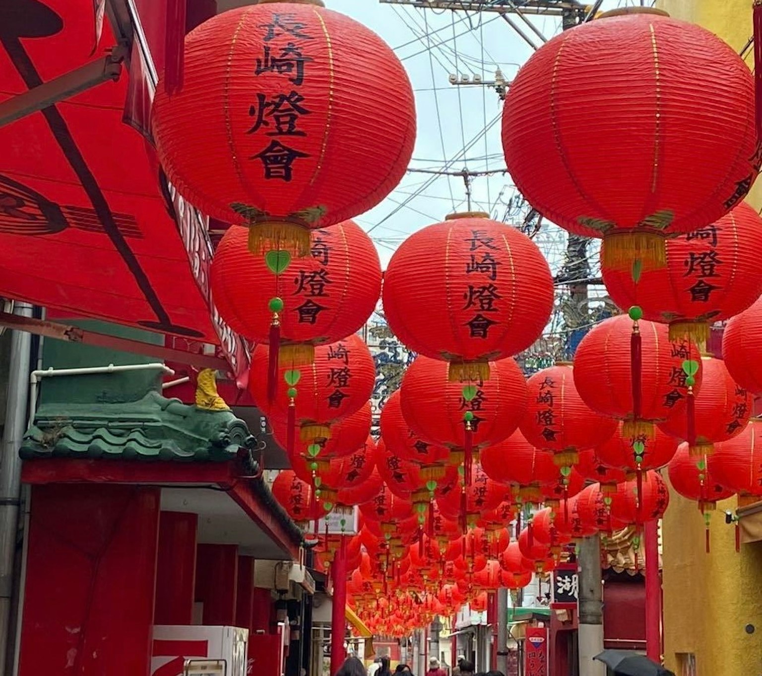 掛著紅燈籠的街道景觀