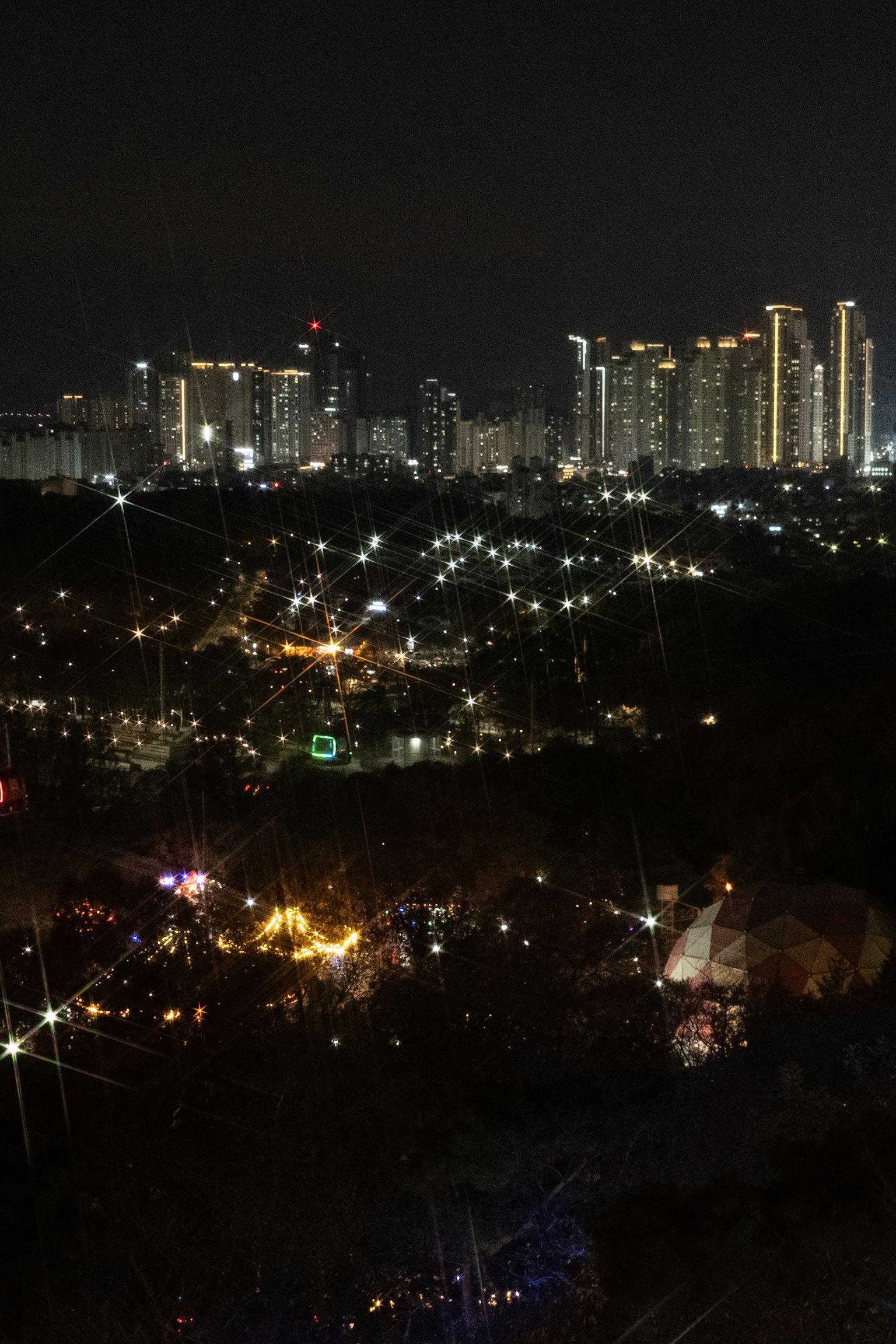 夜景の都市のスカイラインと下の明るい街灯
