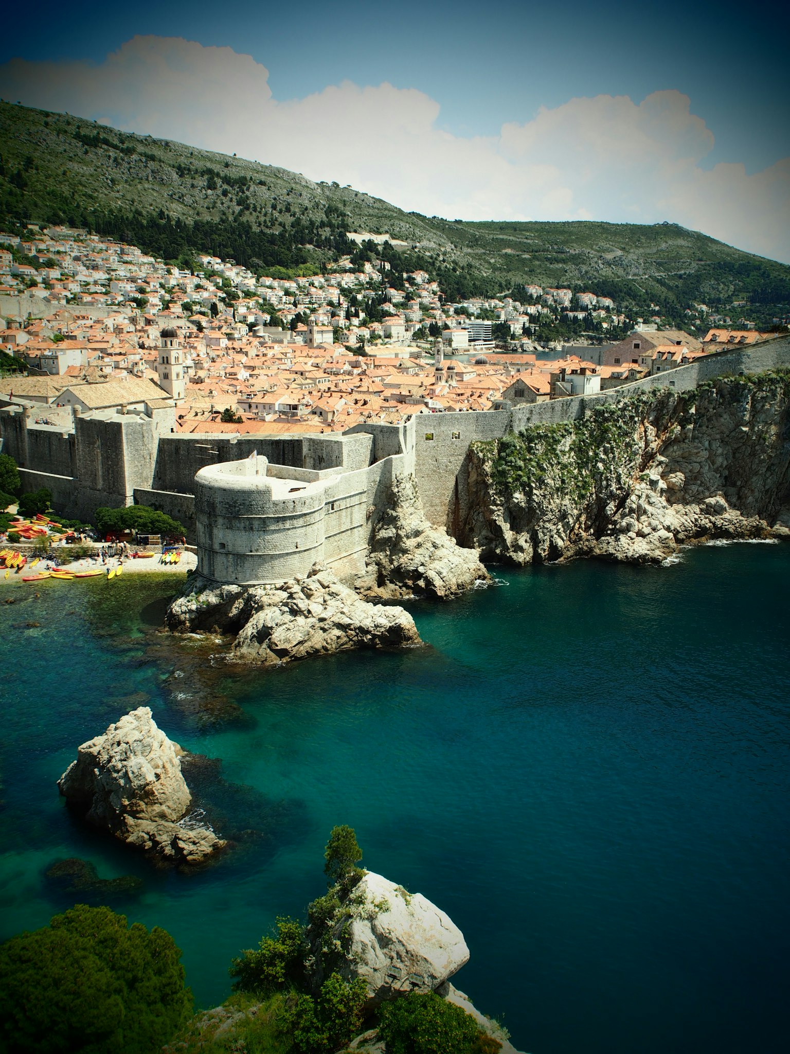 Vista panoramica di Dubrovnik con antiche mura e mare turchese