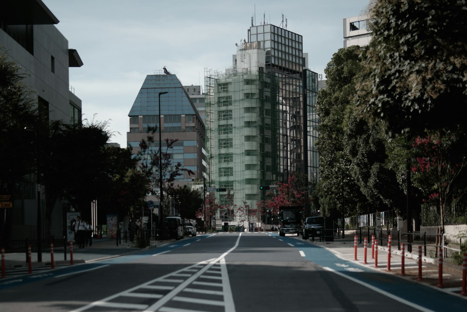 Paesaggio urbano con una strada e edifici moderni