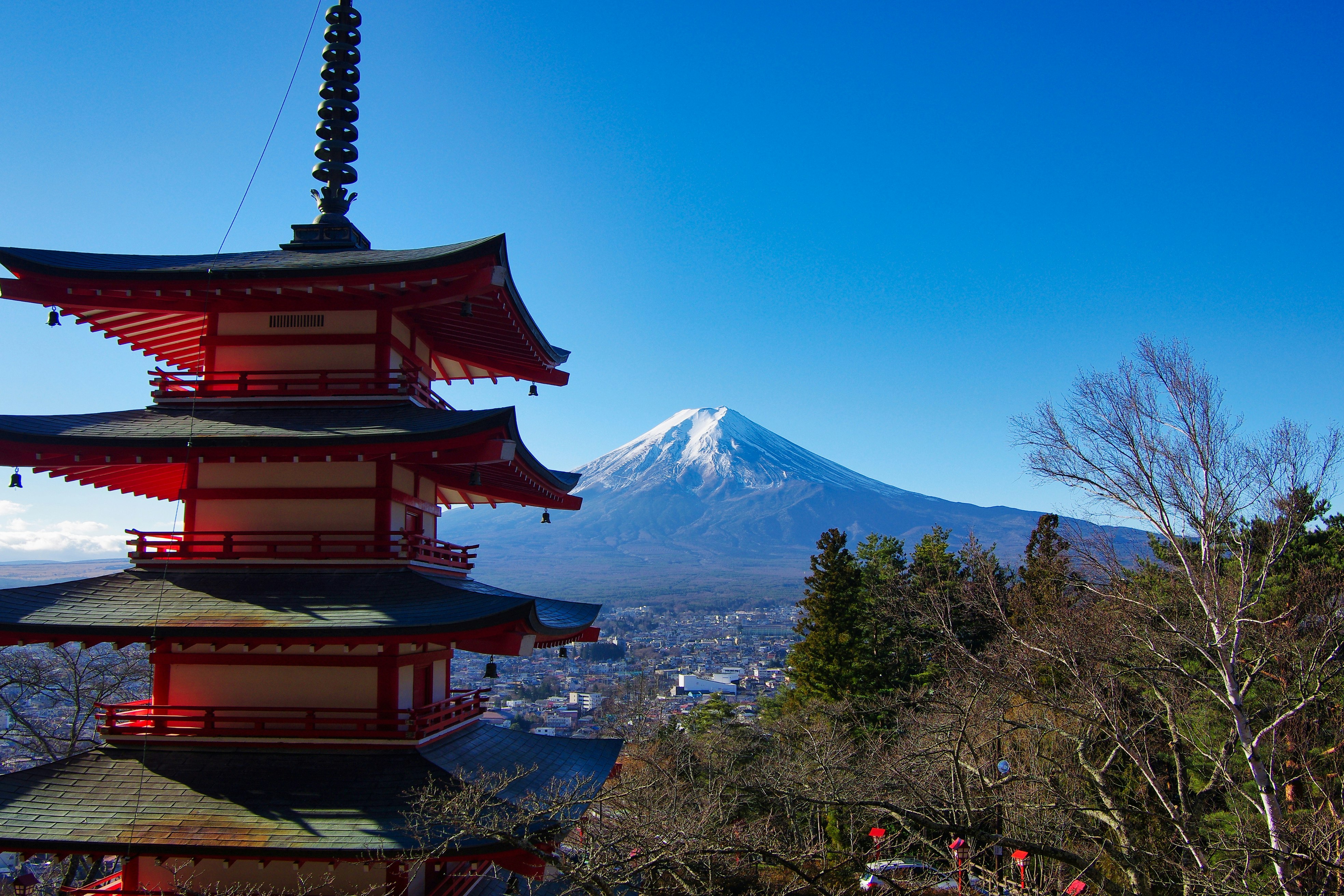 红色宝塔与富士山远景