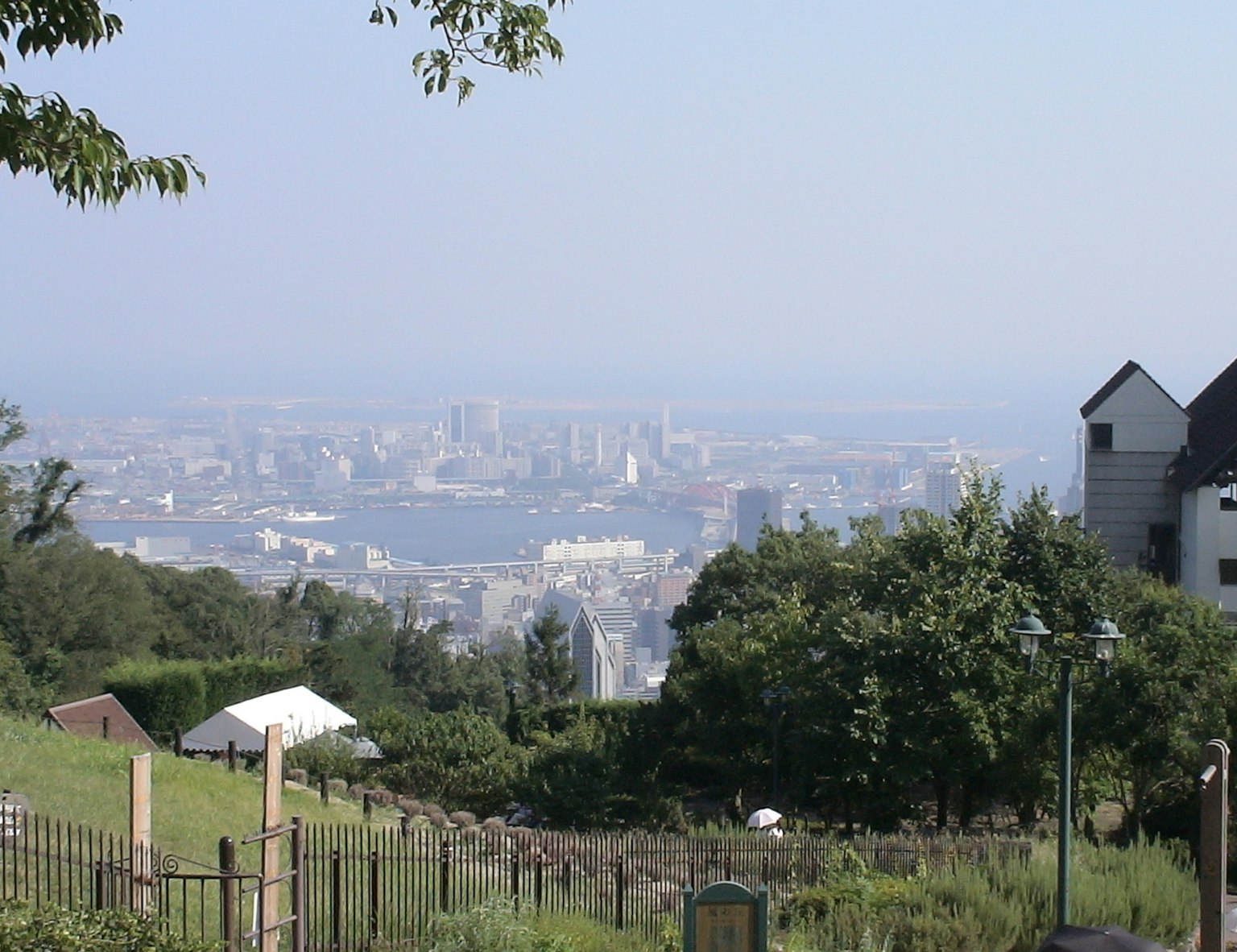 Vue d'une colline sur une ville et la mer