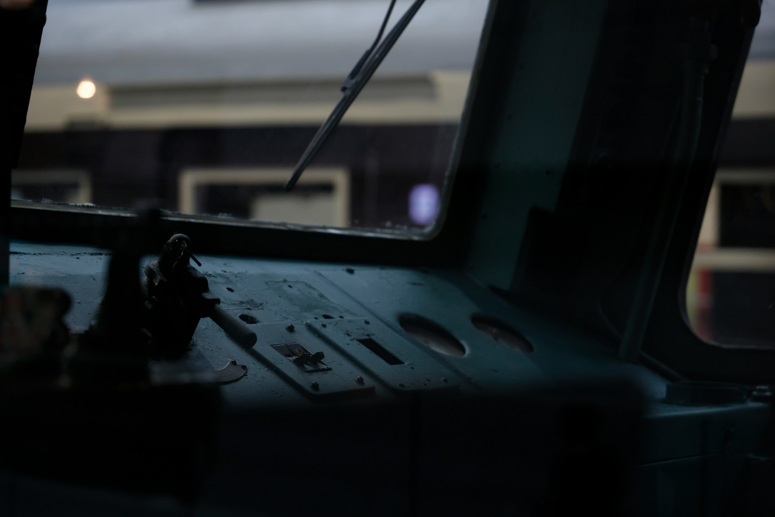 Vista interior de una cabina con varios controles e instrumentos