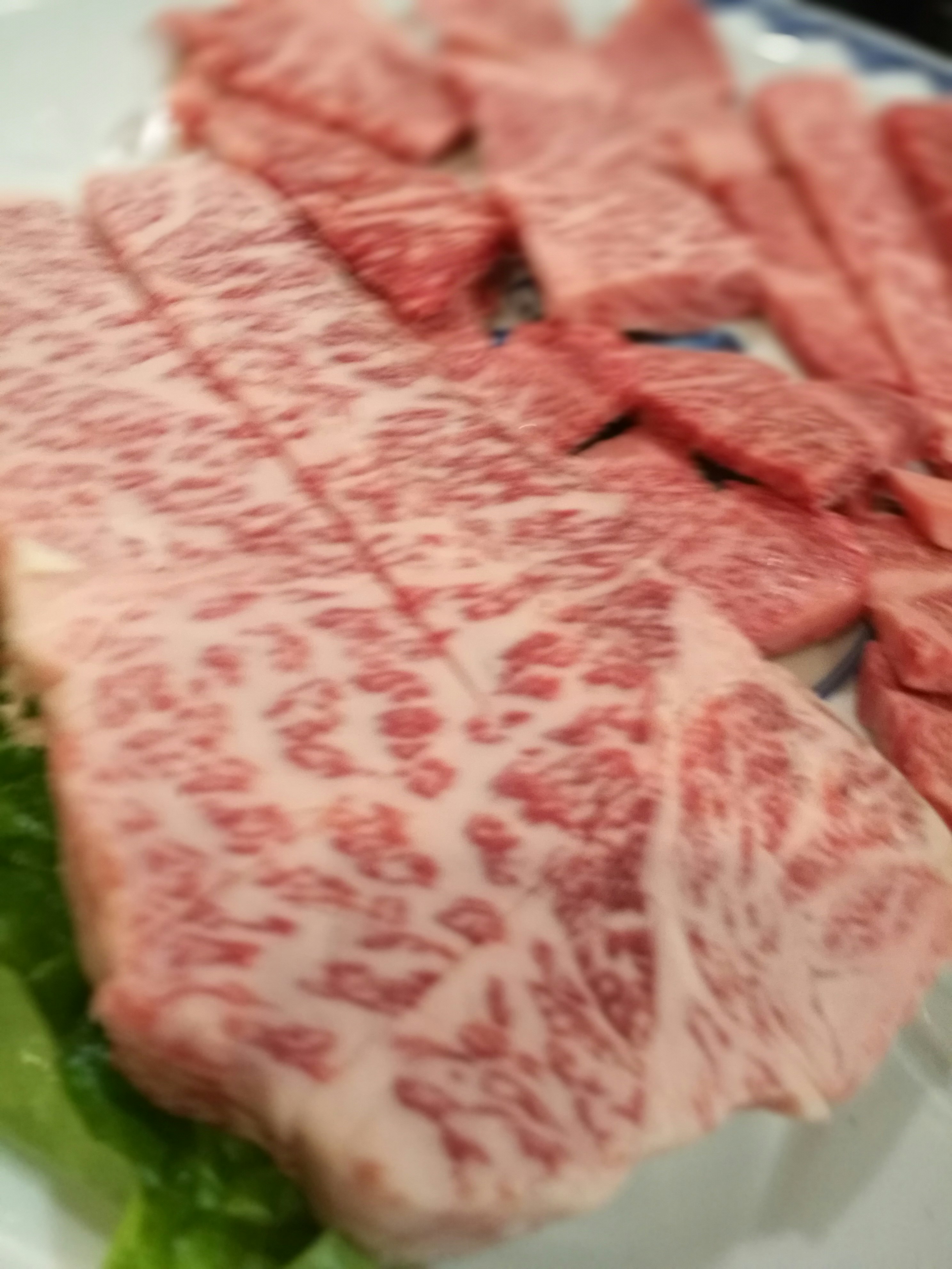 红色花纹肉拼盘